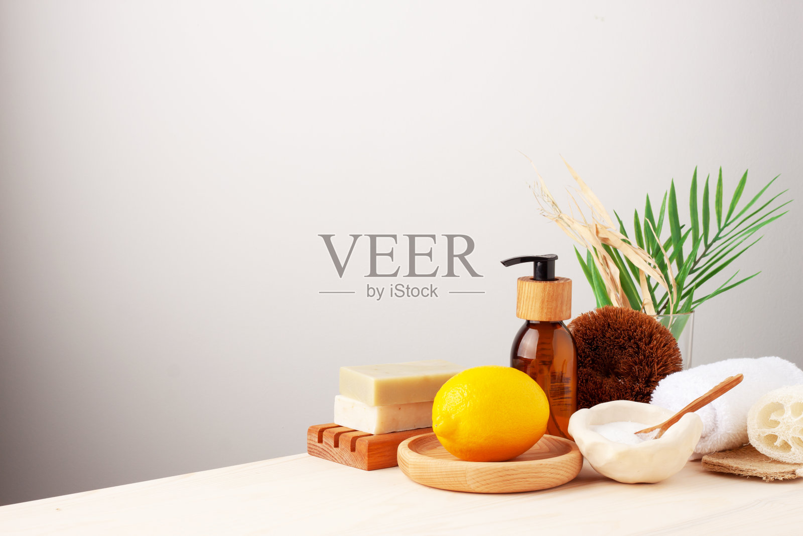 零浪费、可持续、环保的生活方式。一套环保的自然清洁产品在白色的背景。关闭,复制空间。照片摄影图片