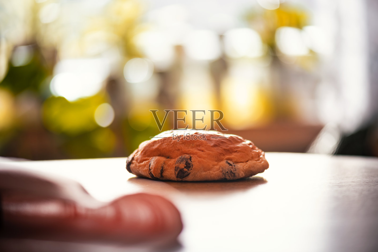 美味的巧克力面包放在木盘子里照片摄影图片