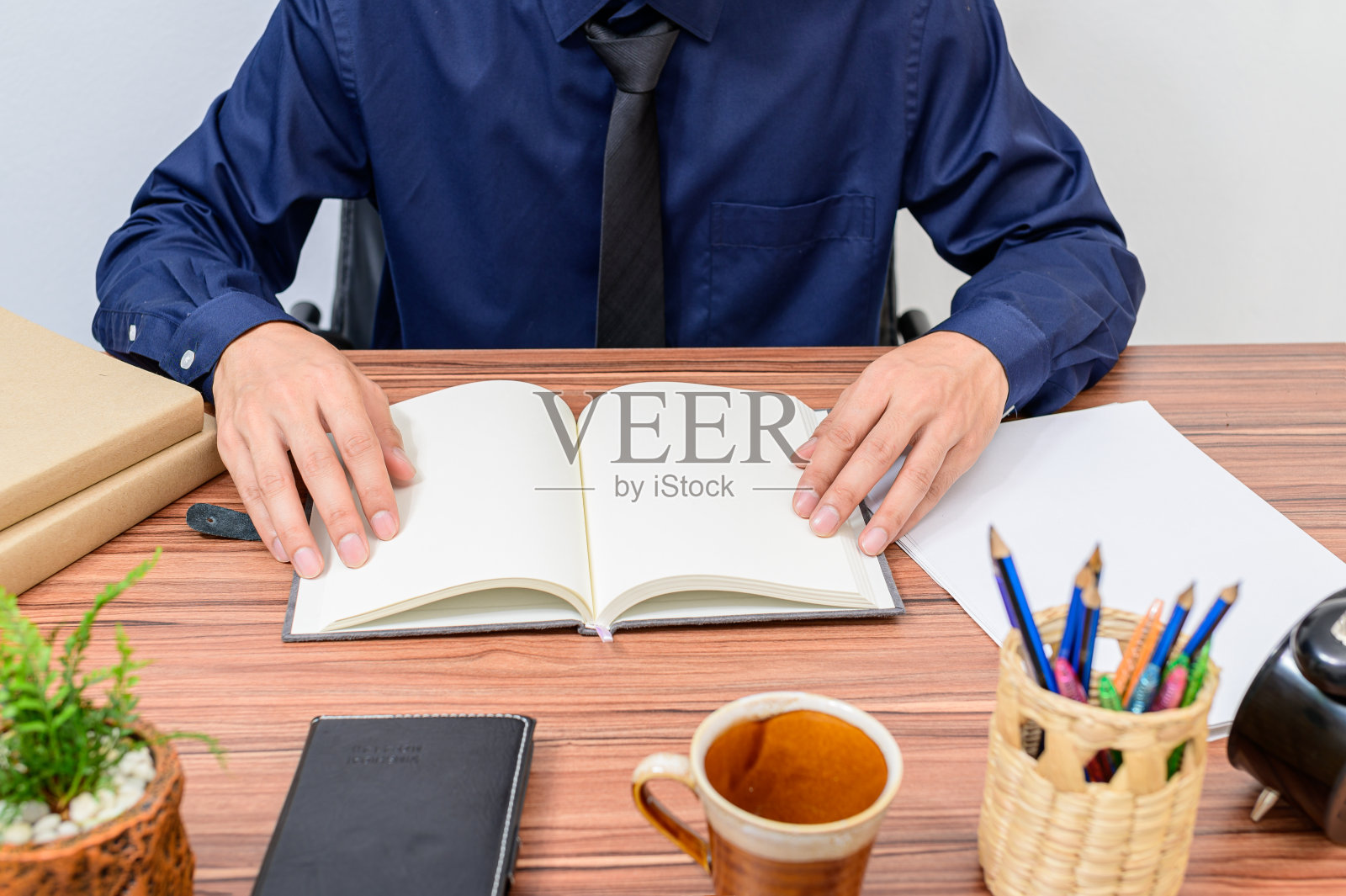 商人在房间的桌子上查看文件照片摄影图片