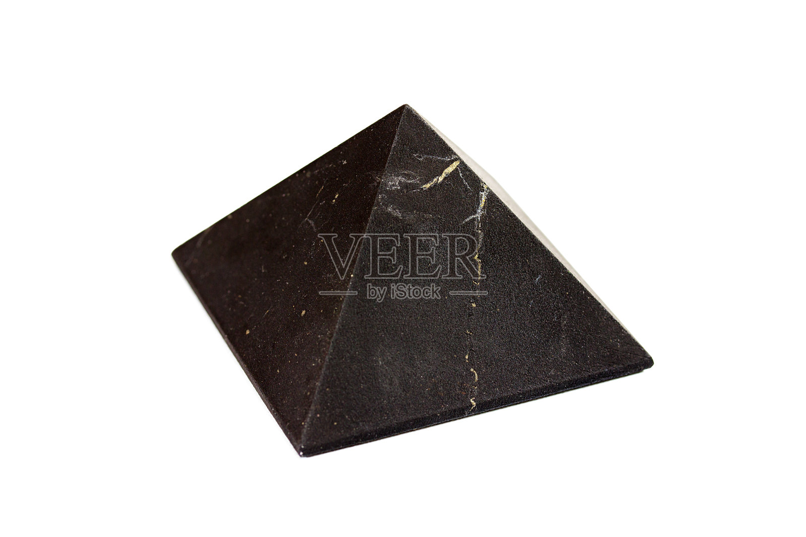 Shungite金字塔孤立在白色背景。照片摄影图片