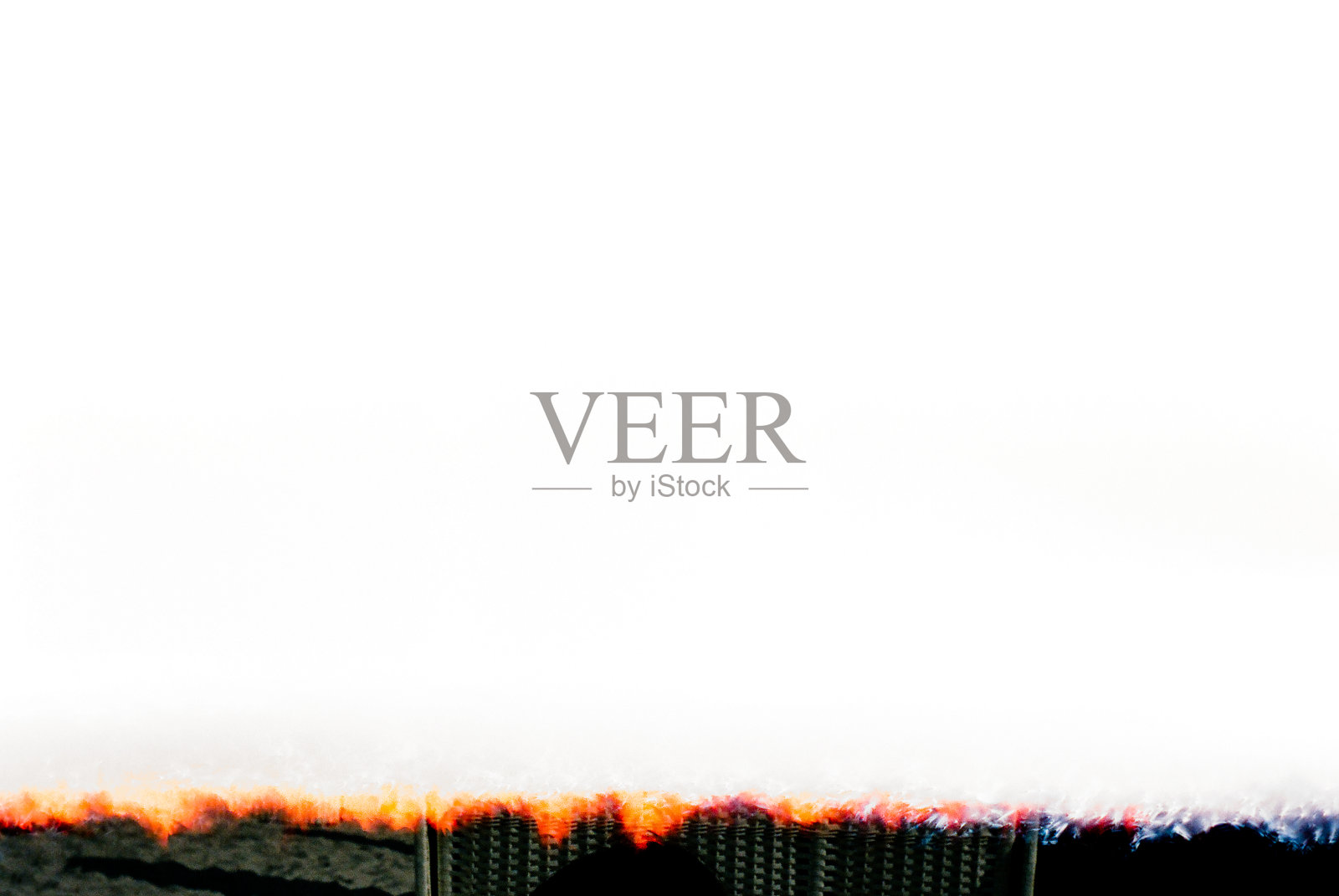 真实扫描35mm胶片卷的第一帧与烧焦或过度曝光的边缘照片摄影图片