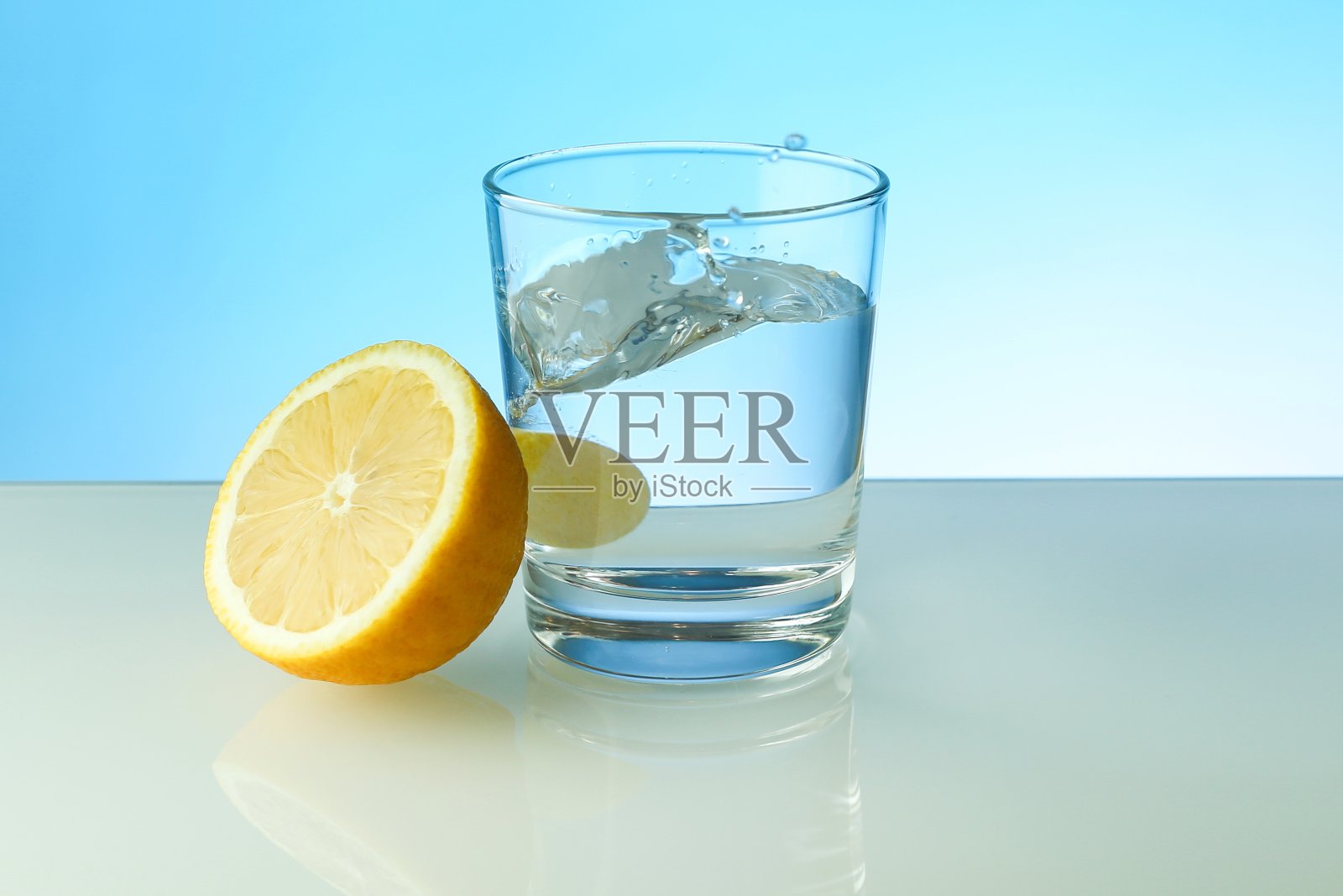 泡腾性维生素C片溶于水。照片摄影图片