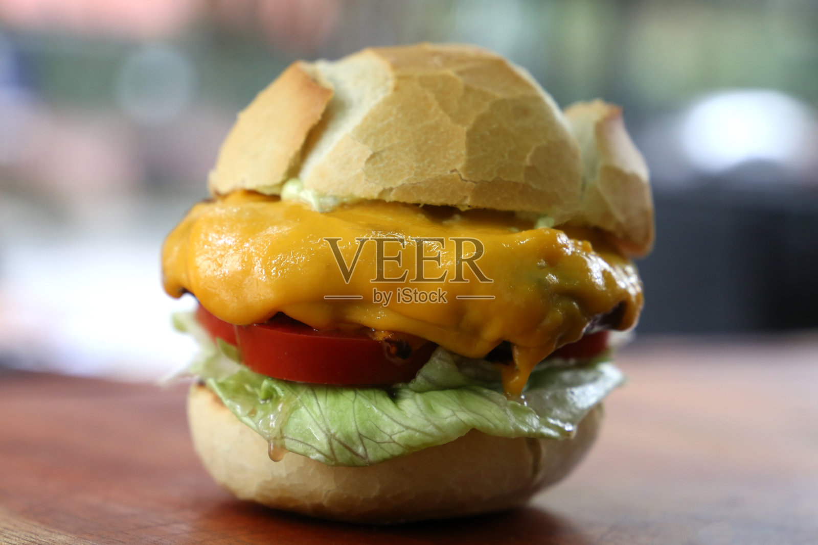 木背景上的芝士沙拉汉堡照片摄影图片