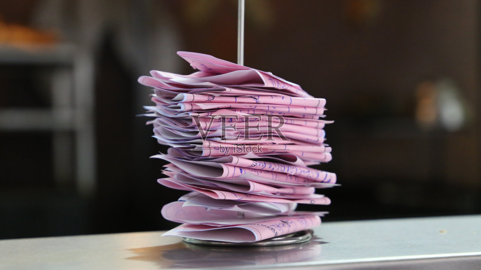 餐厅的控制区。有客户订单的纸张照片摄影图片