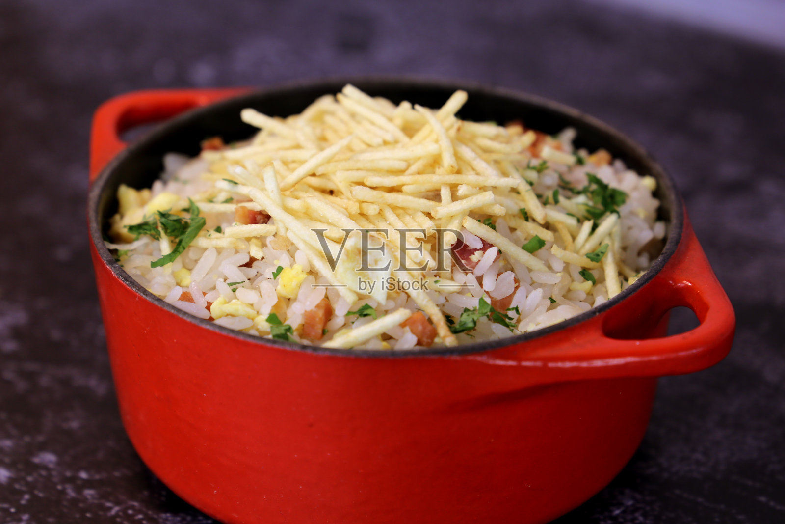 Biro-Biro。巴西米食物在烧烤。加土豆和培根。漂亮的花盆和背景。照片摄影图片