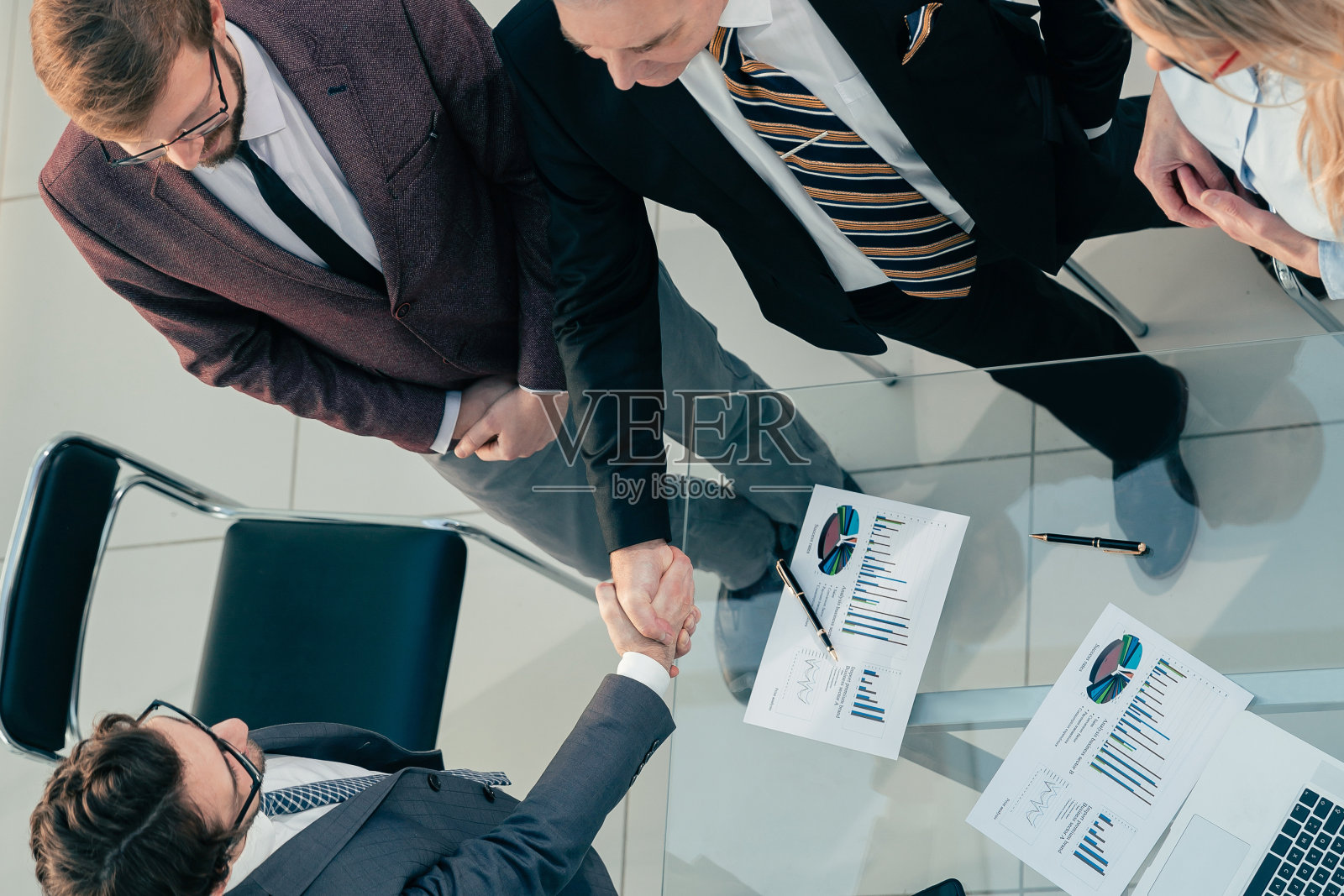 前视图。金融合作伙伴在谈判桌上握手照片摄影图片