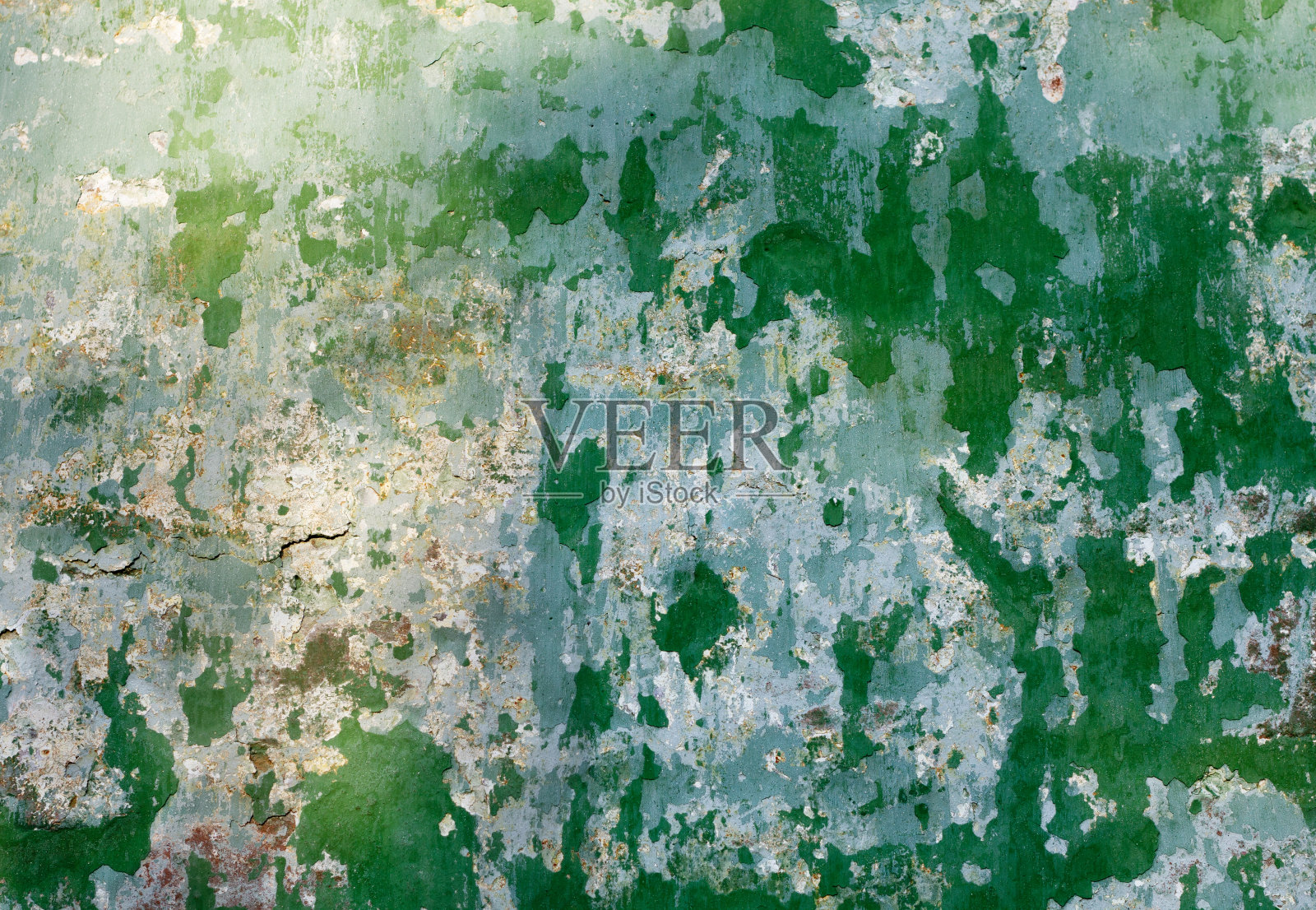 用绿色灰泥砌的旧墙。墙上剥落的绿色旧灰泥。垃圾纹理的绿色砖墙。旧房子的碎片。副本的空间。照片摄影图片