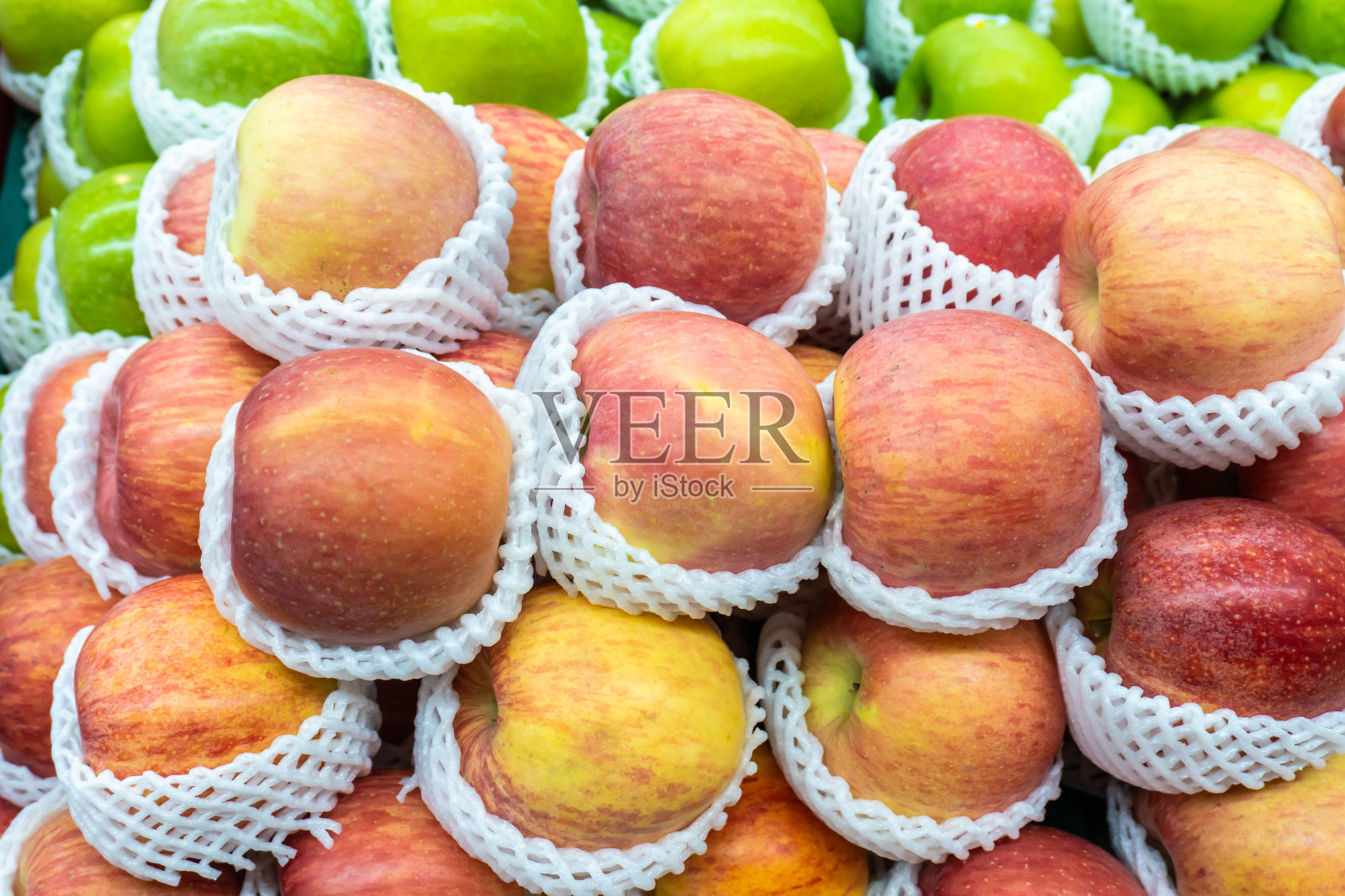 在市场或超市货架上出售的苹果。照片摄影图片