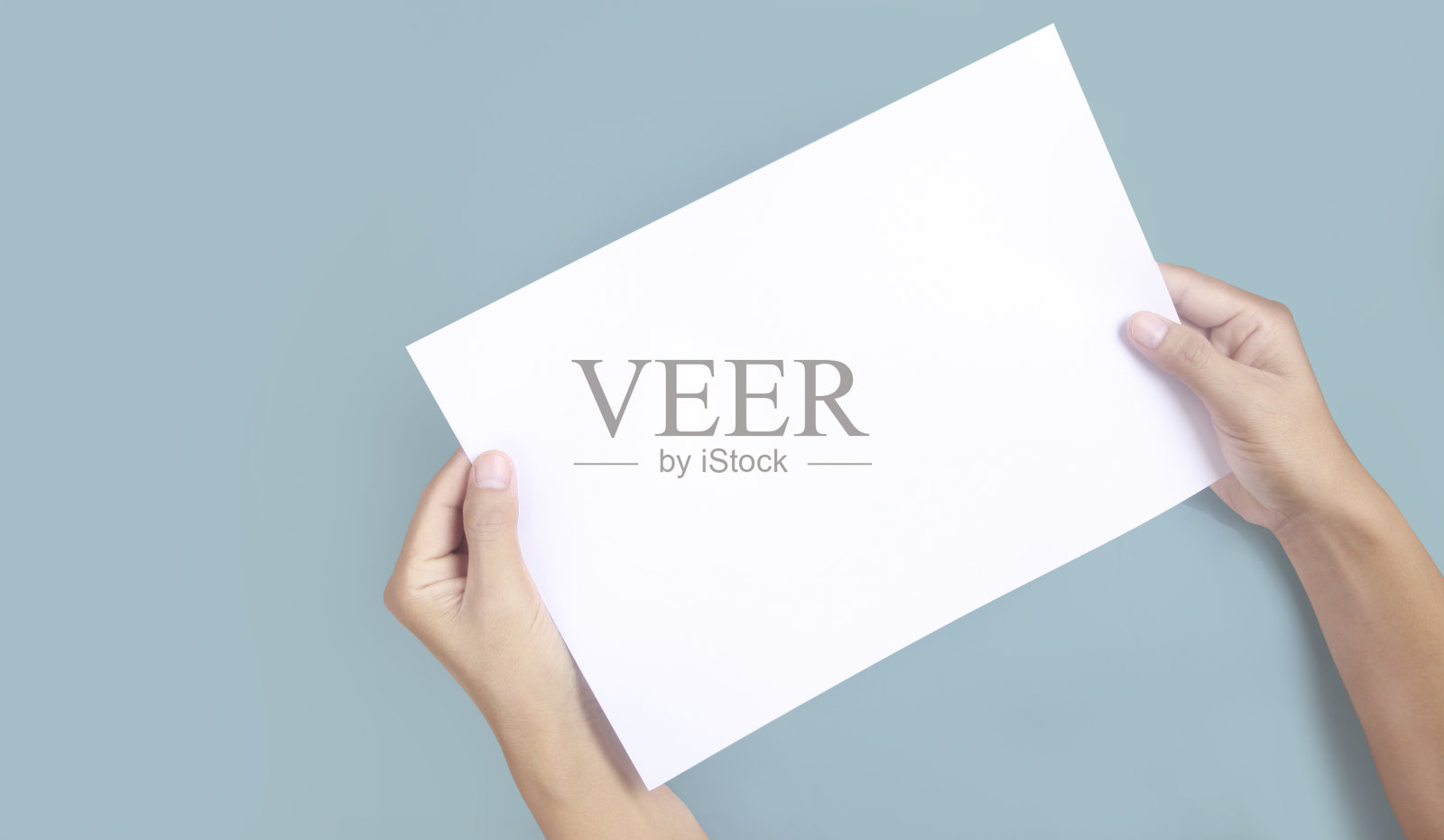 手握空白纸为信纸照片摄影图片