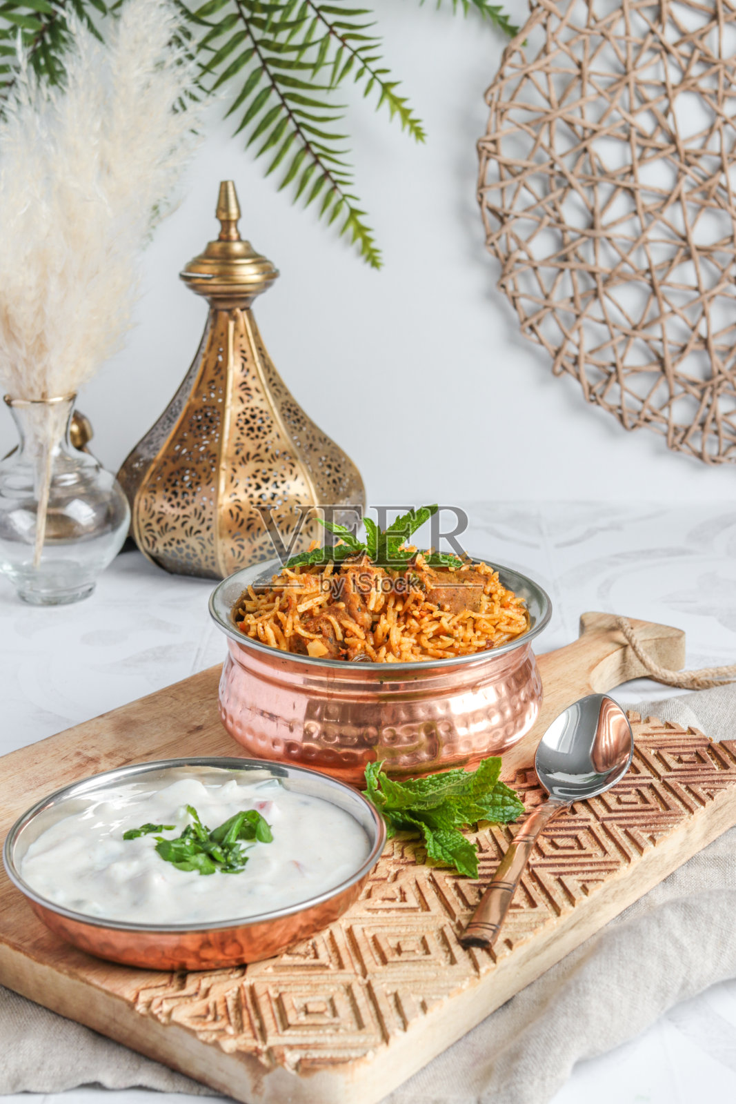 传统的Biriyani羊肉配酸奶蘸饼照片摄影图片