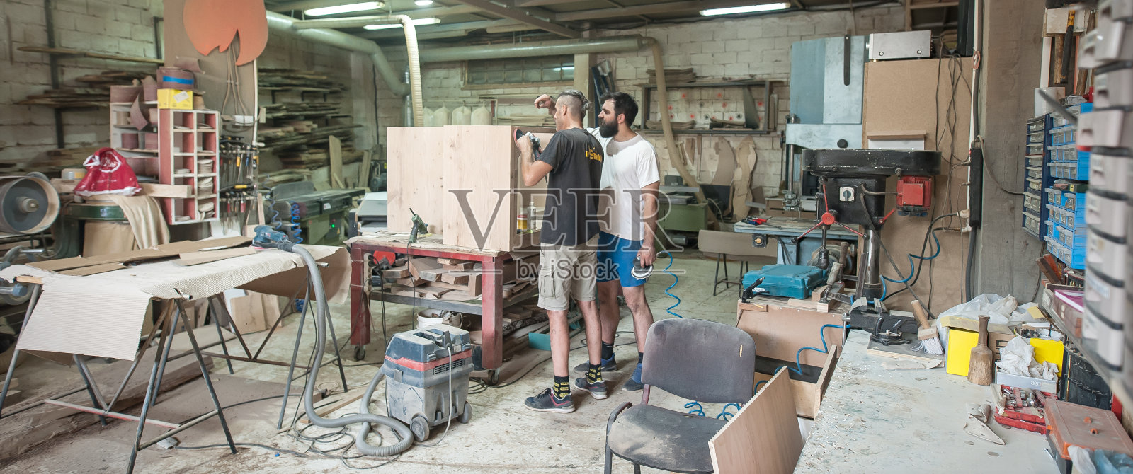 工匠使用电动砂光机,将木纹打磨光滑照片摄影图片