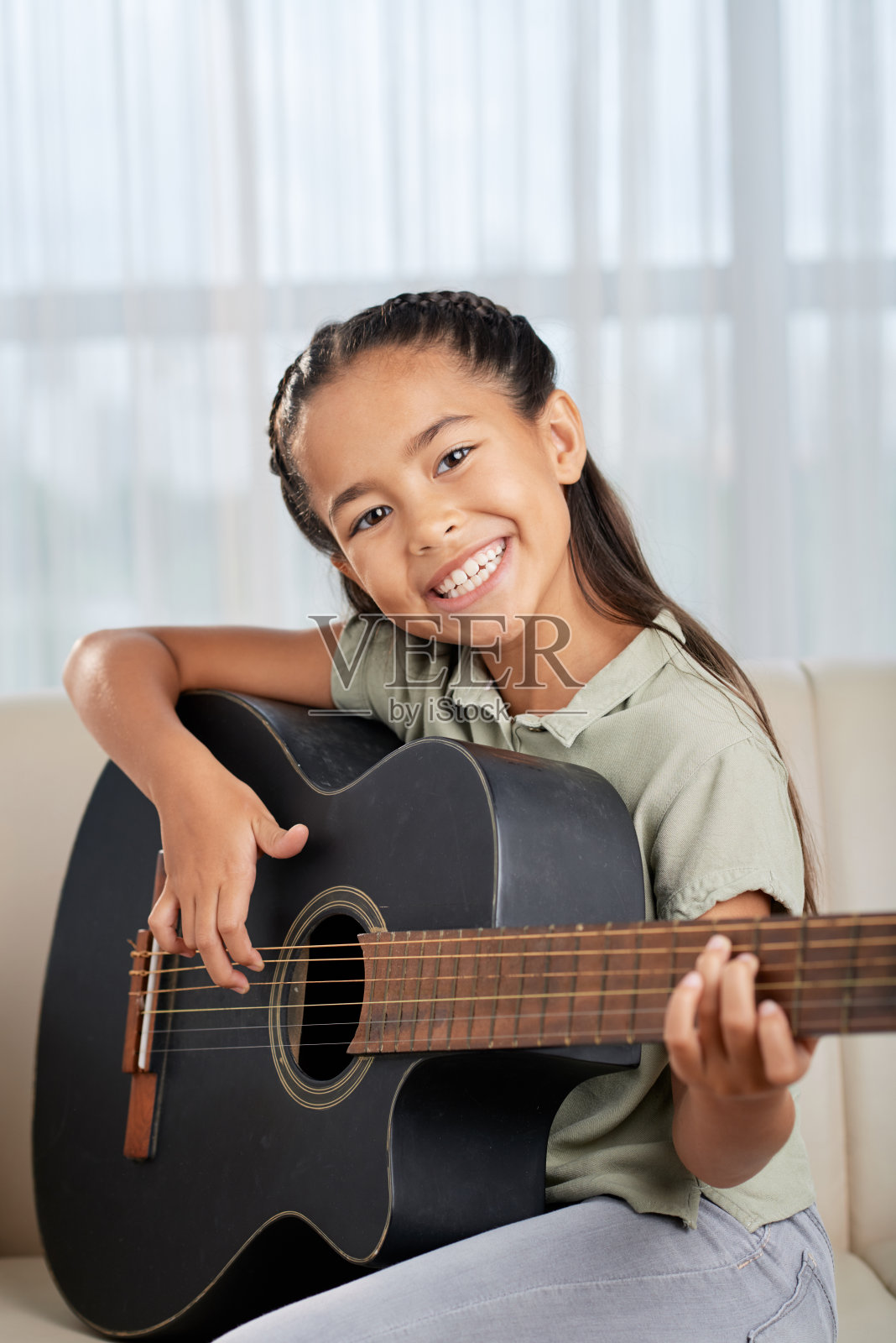 小女孩弹吉他照片摄影图片