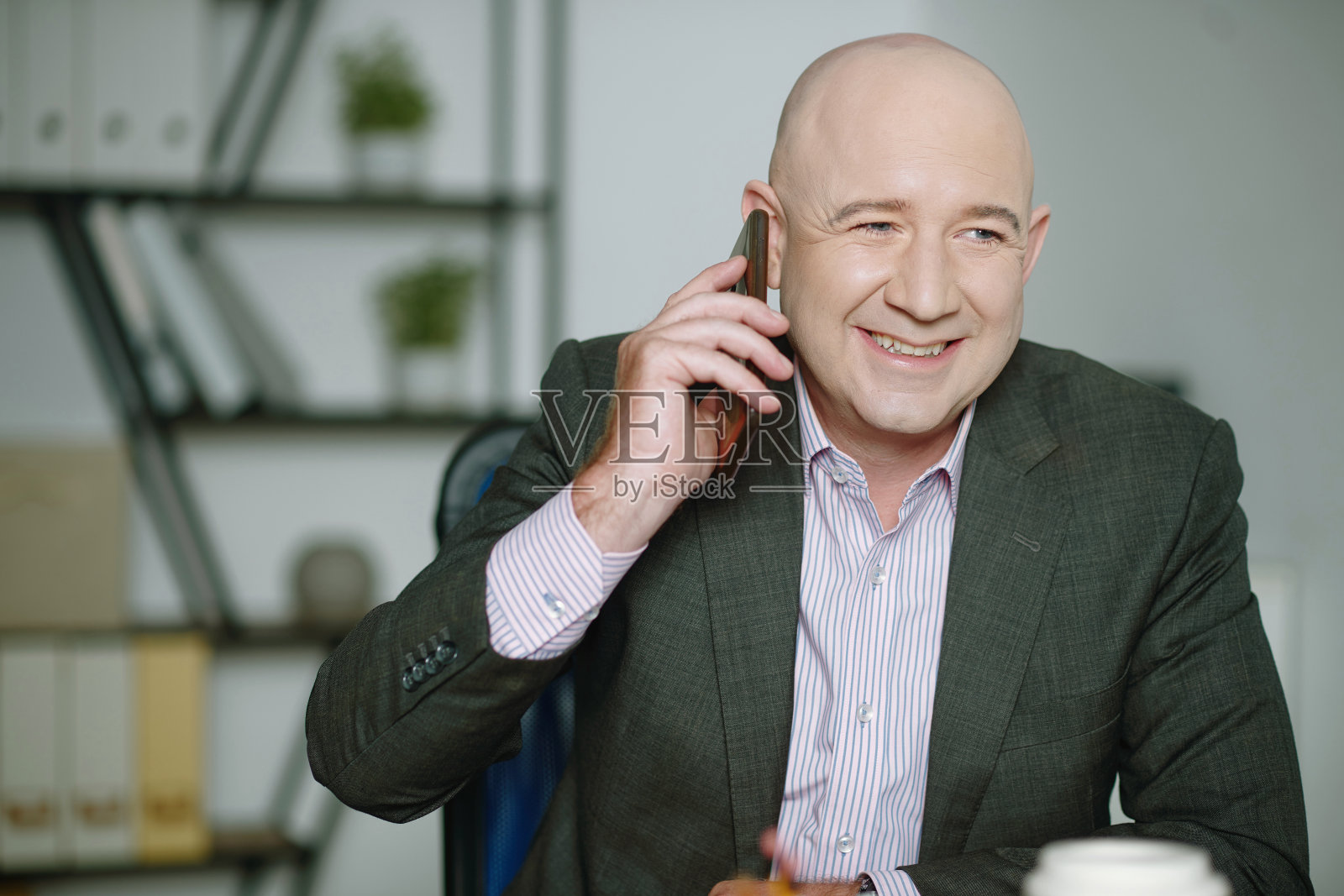 商人用手机交谈照片摄影图片