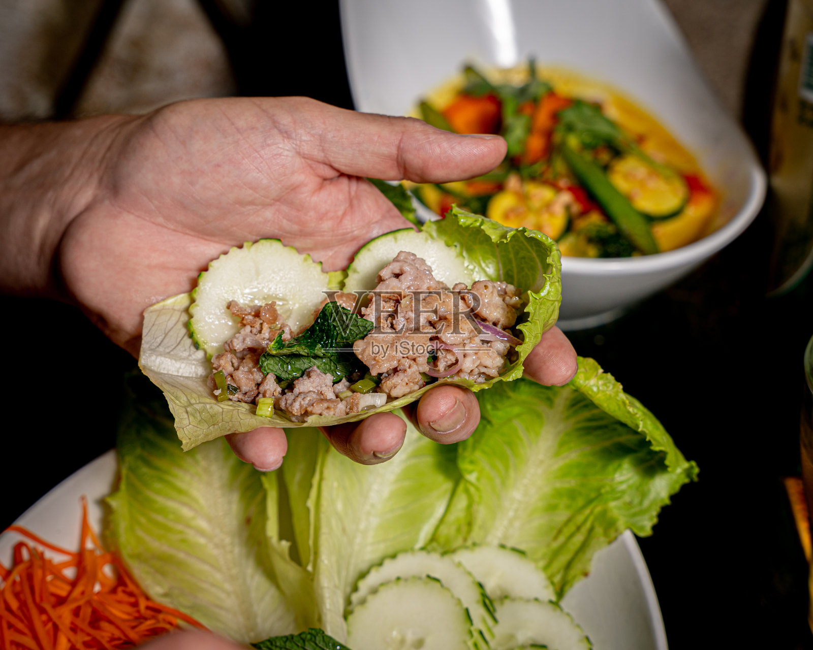 开胃的腊肠卷上白色的盘子照片摄影图片