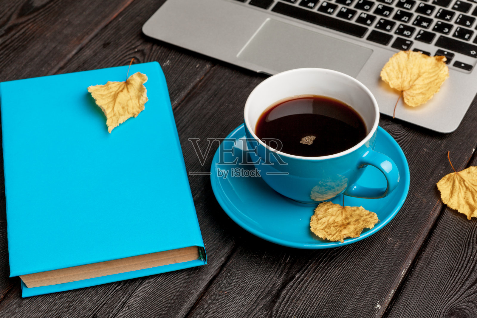 办公桌上有空白笔记本和笔记本电脑/咖啡杯照片摄影图片