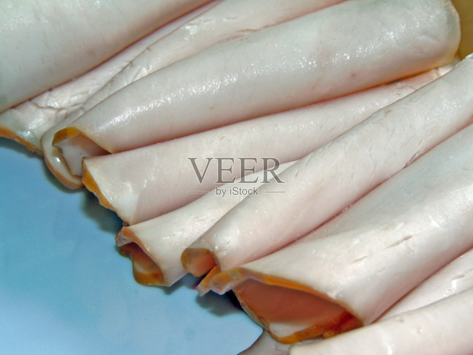 盘子里放几片火腿照片摄影图片