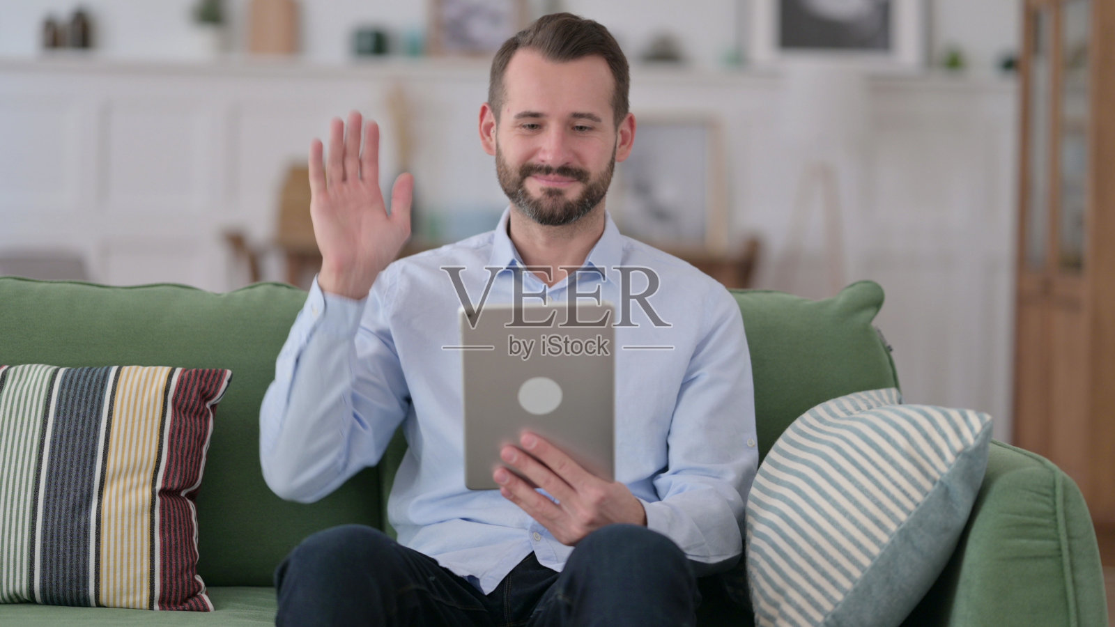 年轻人在家用平板电脑视频聊天照片摄影图片