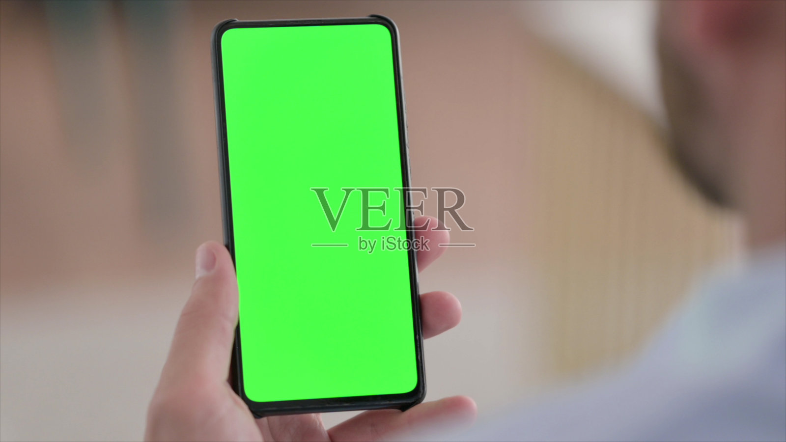 手持绿色彩色屏幕智能手机照片摄影图片