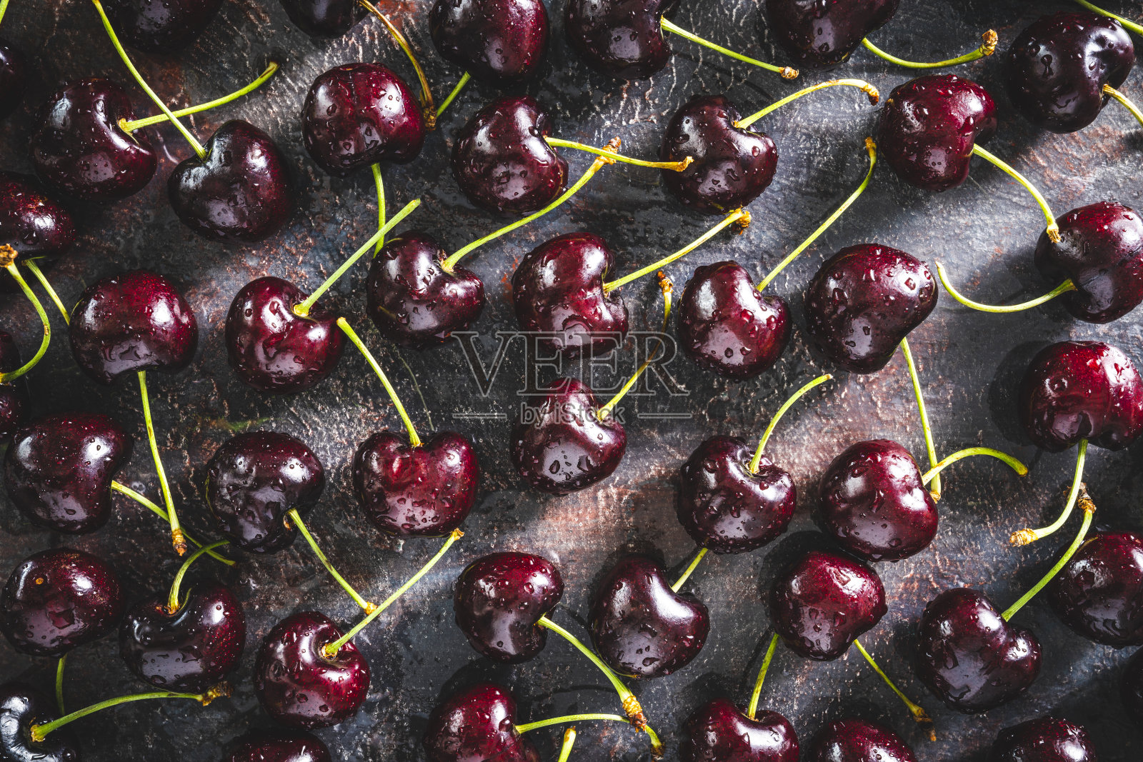 新鲜的樱桃水果与露珠在深灰色的穆迪背景照片摄影图片