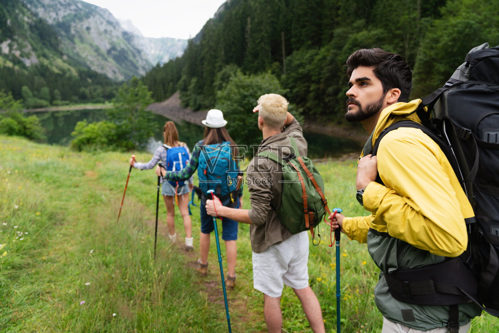 一群快乐的朋友带着背包一起远足照片摄影图片