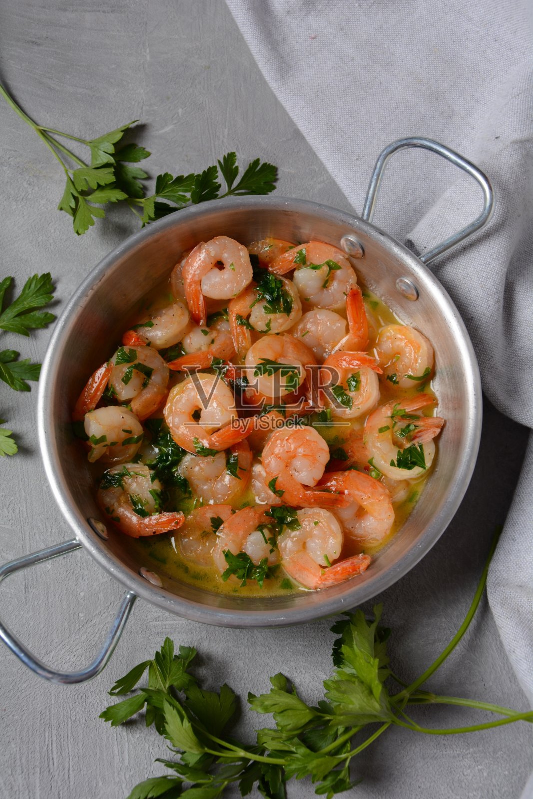 蒜香黄油汁鲜虾,撒上欧芹照片摄影图片