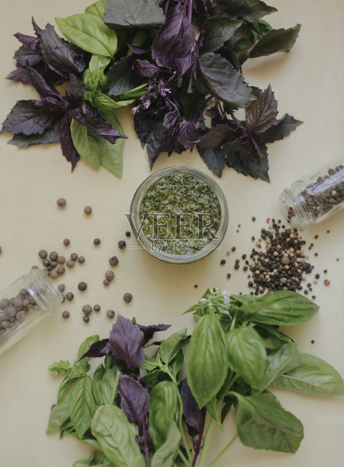 自制香蒜沙司与香料和新鲜罗勒照片摄影图片