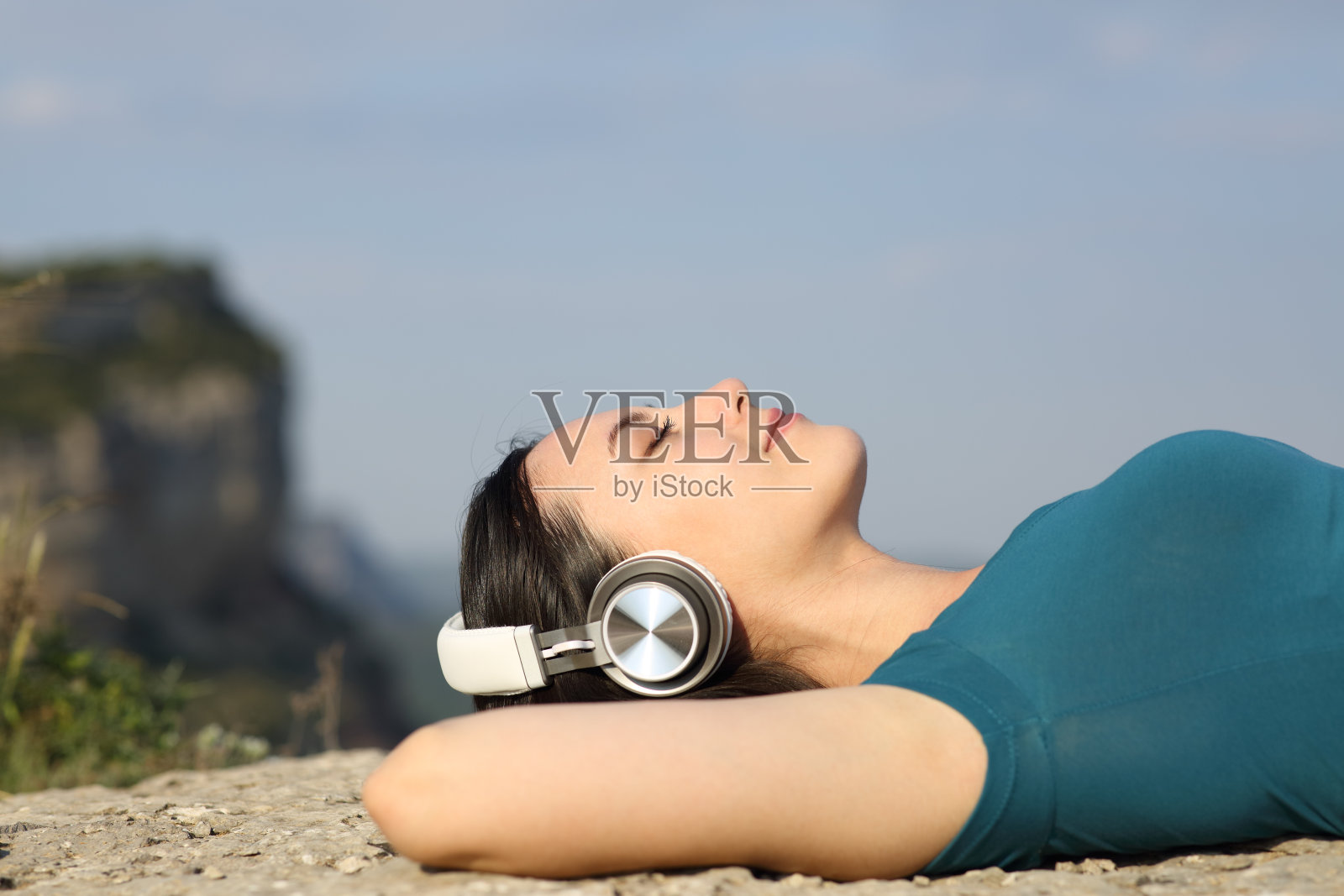 亚洲女人躺在大自然中听音乐照片摄影图片