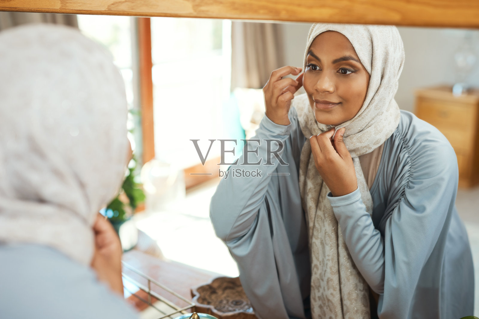年轻穆斯林妇女在家照镜子的照片照片摄影图片