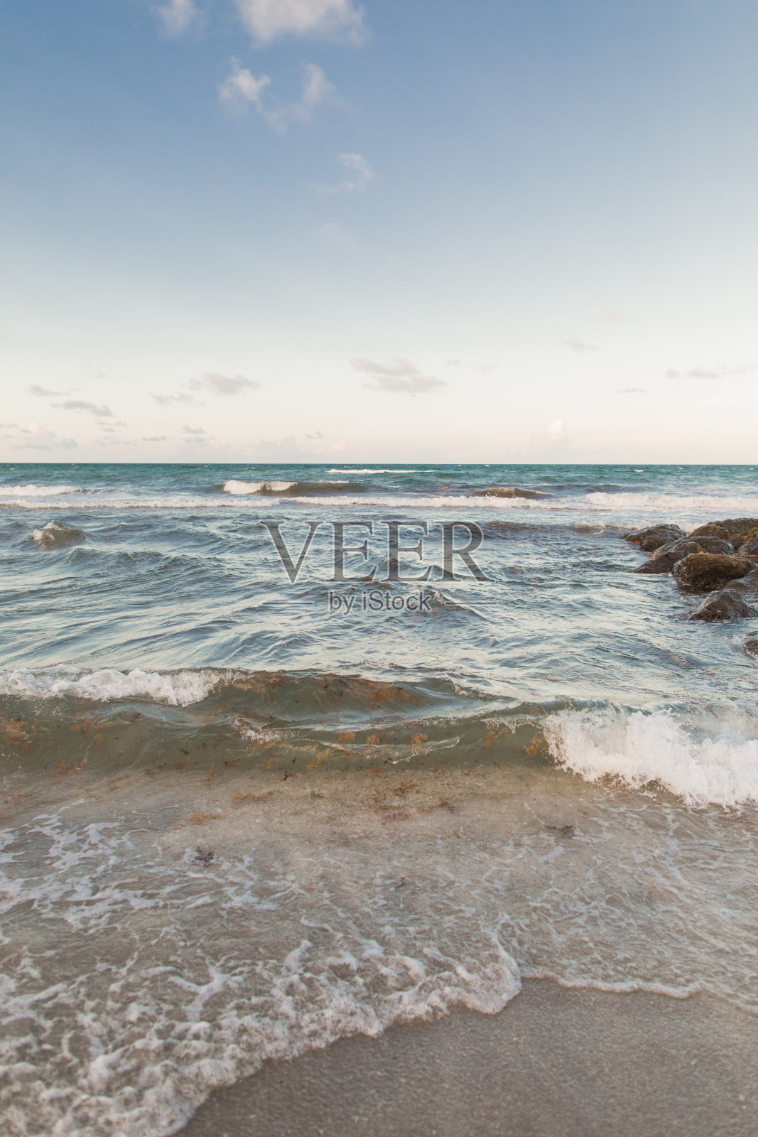 蓝绿色海滩波浪在岩石海岸线在博卡拉顿,佛罗里达照片摄影图片