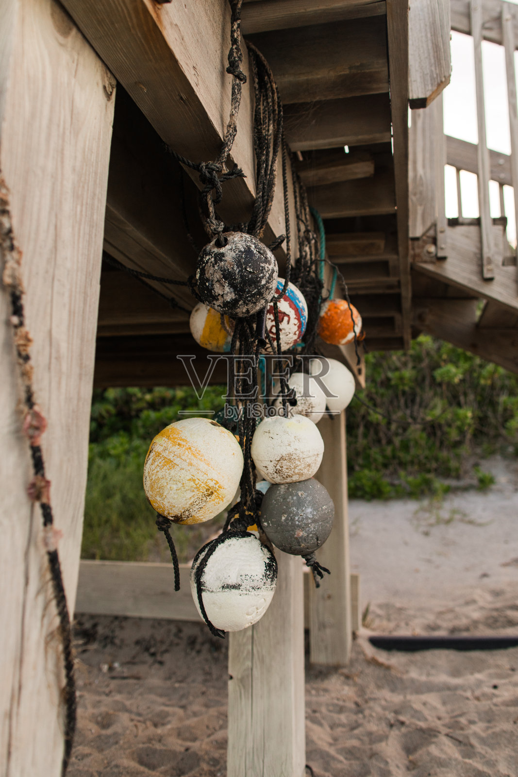 佛罗里达州博卡拉顿海滩上的木制救生站下系着的简陋的救生浮标照片摄影图片