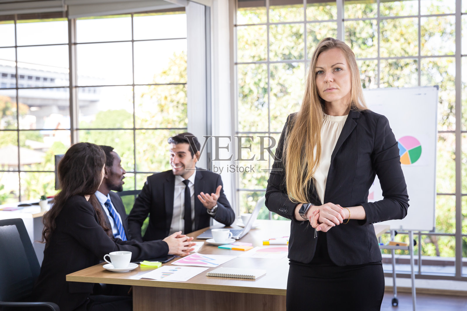 一位身穿黑色套装的年轻女士对自己的领导品质充满信心。照片摄影图片