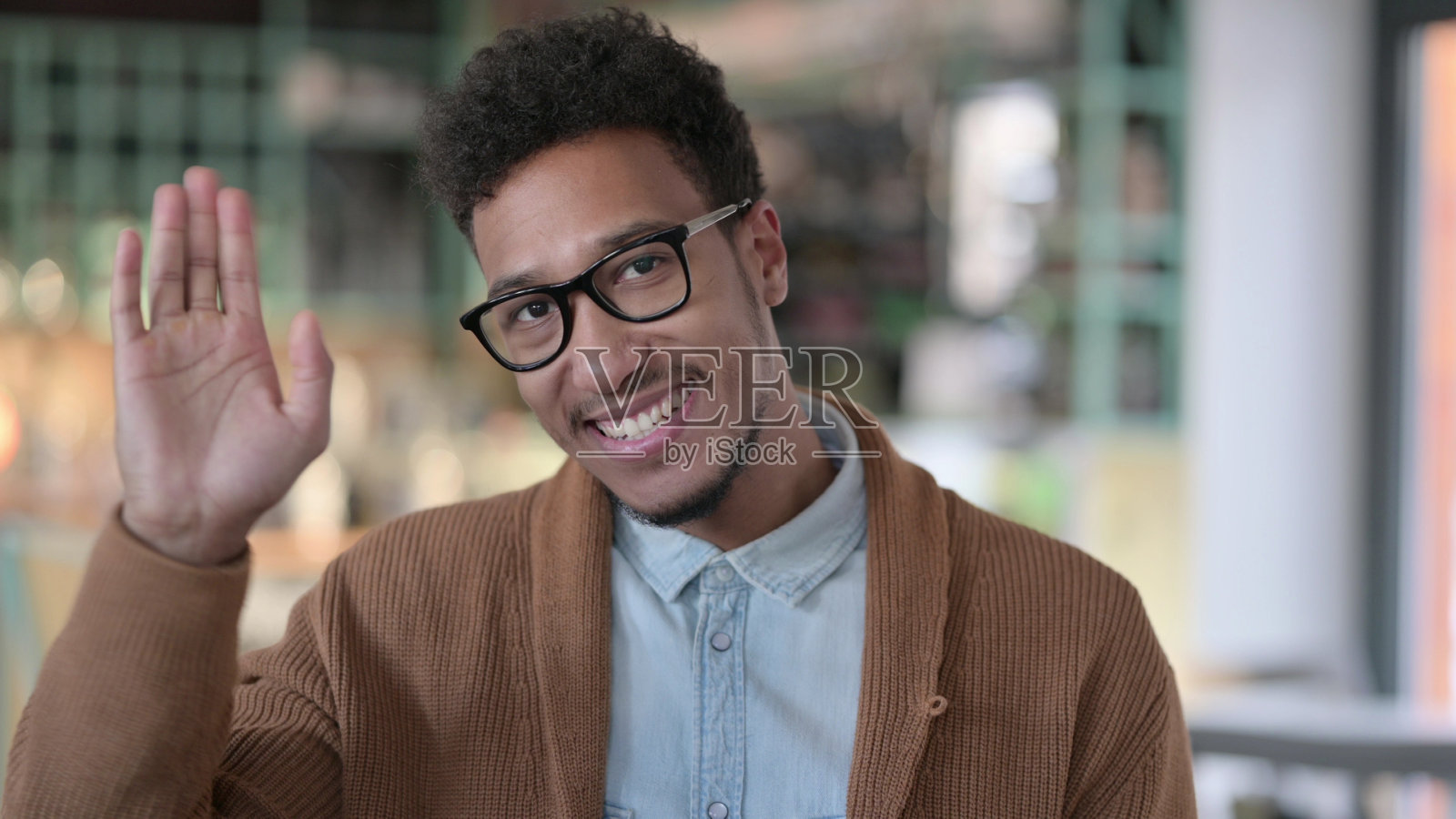 非洲人挥手欢迎的肖像照片摄影图片