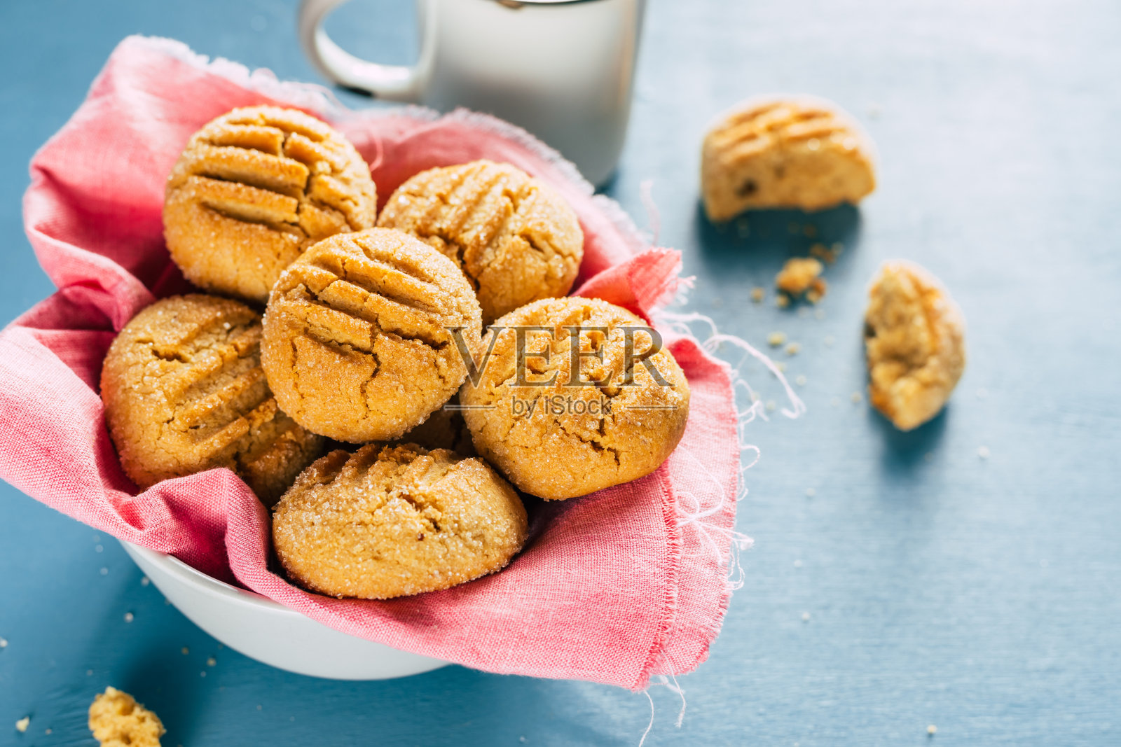 蓝色背景的碗里的饼干。自制烘焙。本空间照片摄影图片