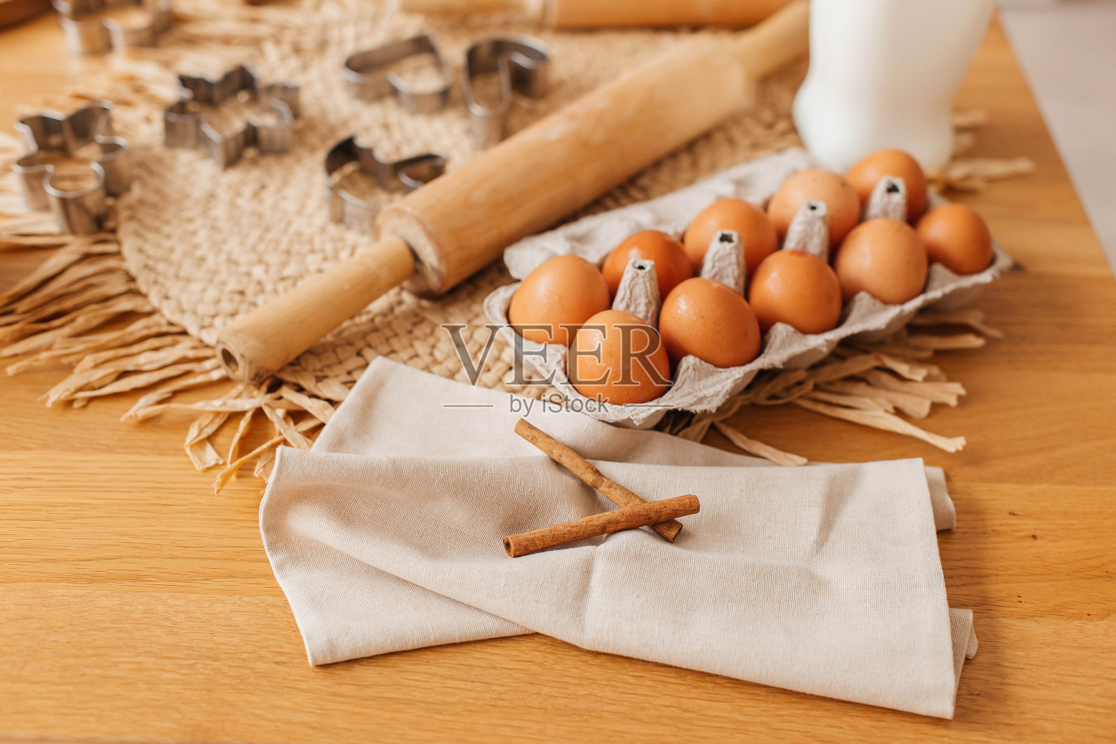 烘焙的背景。用传统配料制作饼干。鸡蛋,擀面杖。副本的空间。有选择性的重点照片摄影图片