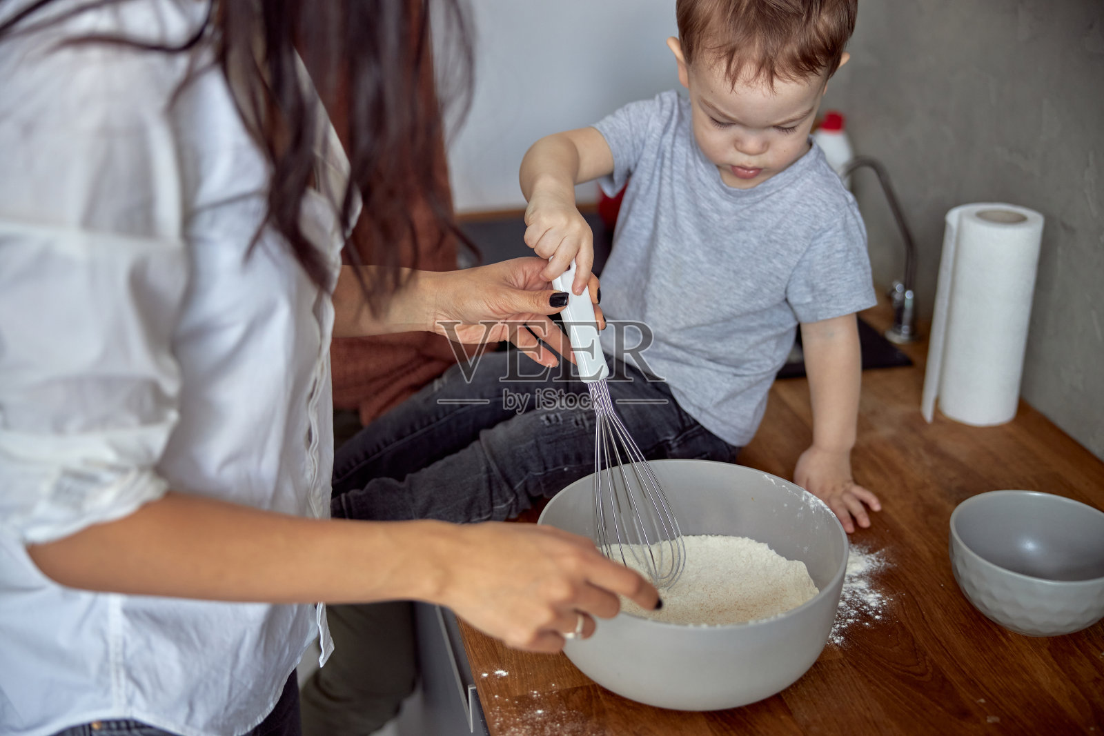 年轻快乐的亚洲妇女与孩子准备菜在舒适的厨房照片摄影图片