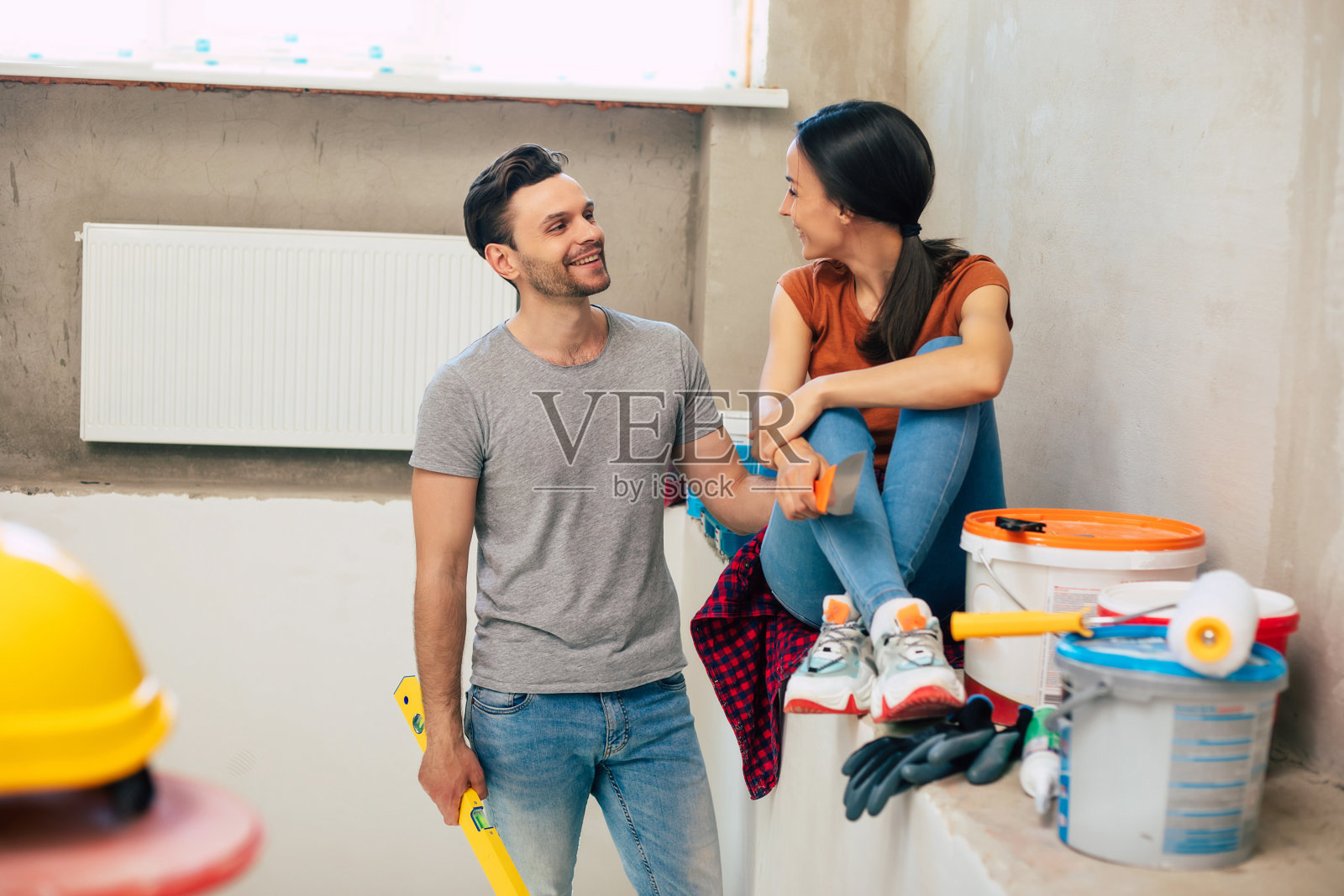 现代恋爱中的幸福青年情侣在新居装修或装修墙壁期间用了很多工具来做这件事照片摄影图片
