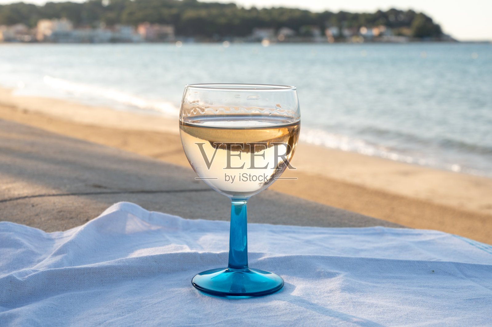 普罗旺斯的夏日,在法国瓦尔省土伦附近的沙滩和蓝色大海上,喝着冰冷的灰玫瑰葡萄酒照片摄影图片