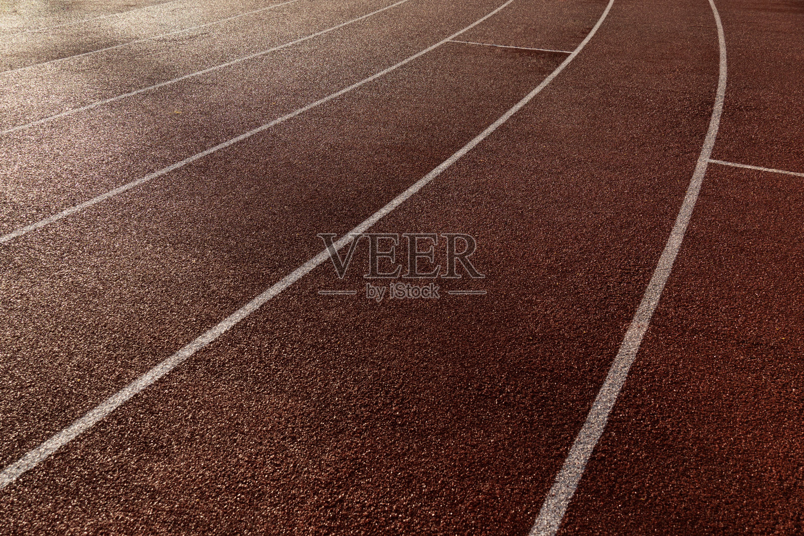 为比赛背景的体育场内跑步跑道为棕色、橙色、红色照片摄影图片