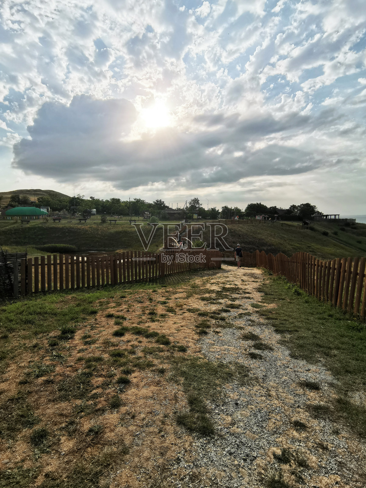 傍晚的阳光照在乡间照片摄影图片