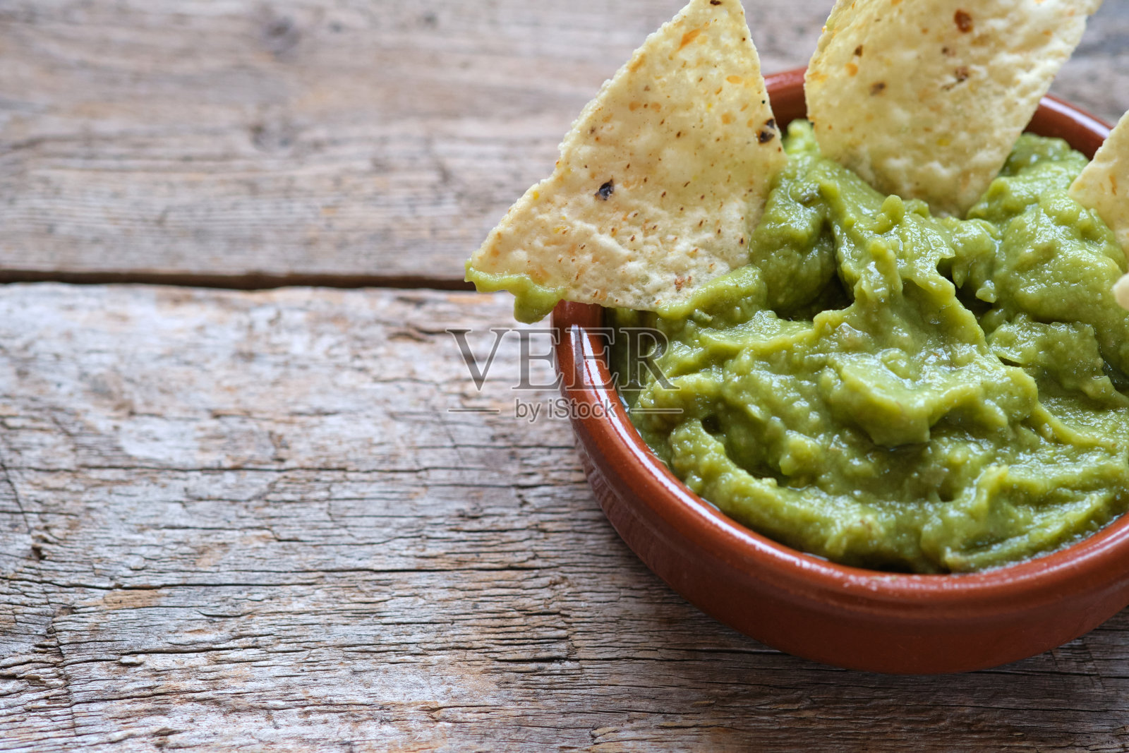 鳄梨色拉酱和烤干酪辣味玉米片照片摄影图片