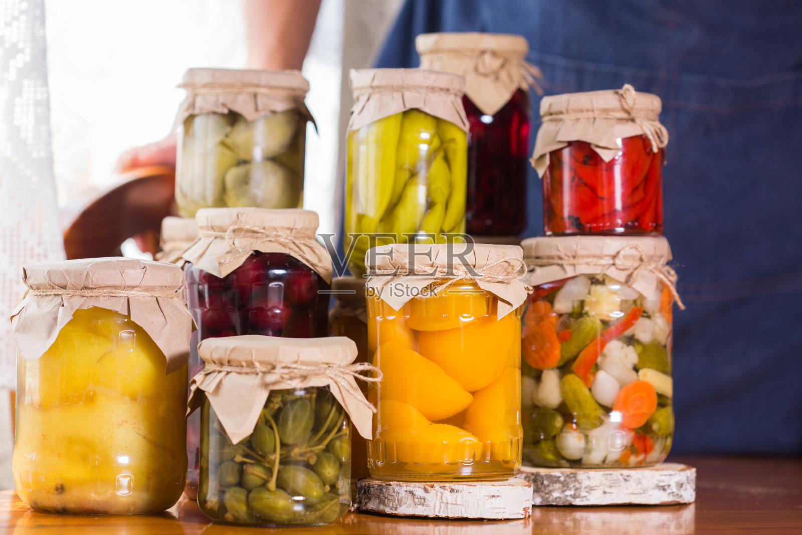 年轻人手里拿着腌制的食物照片摄影图片