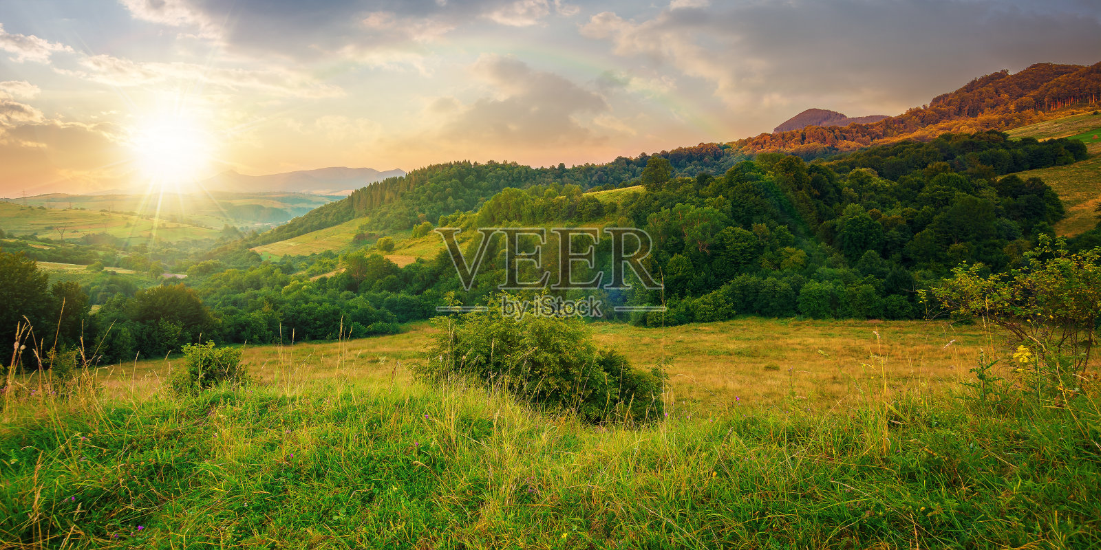 日落时分多山的乡村景观照片摄影图片