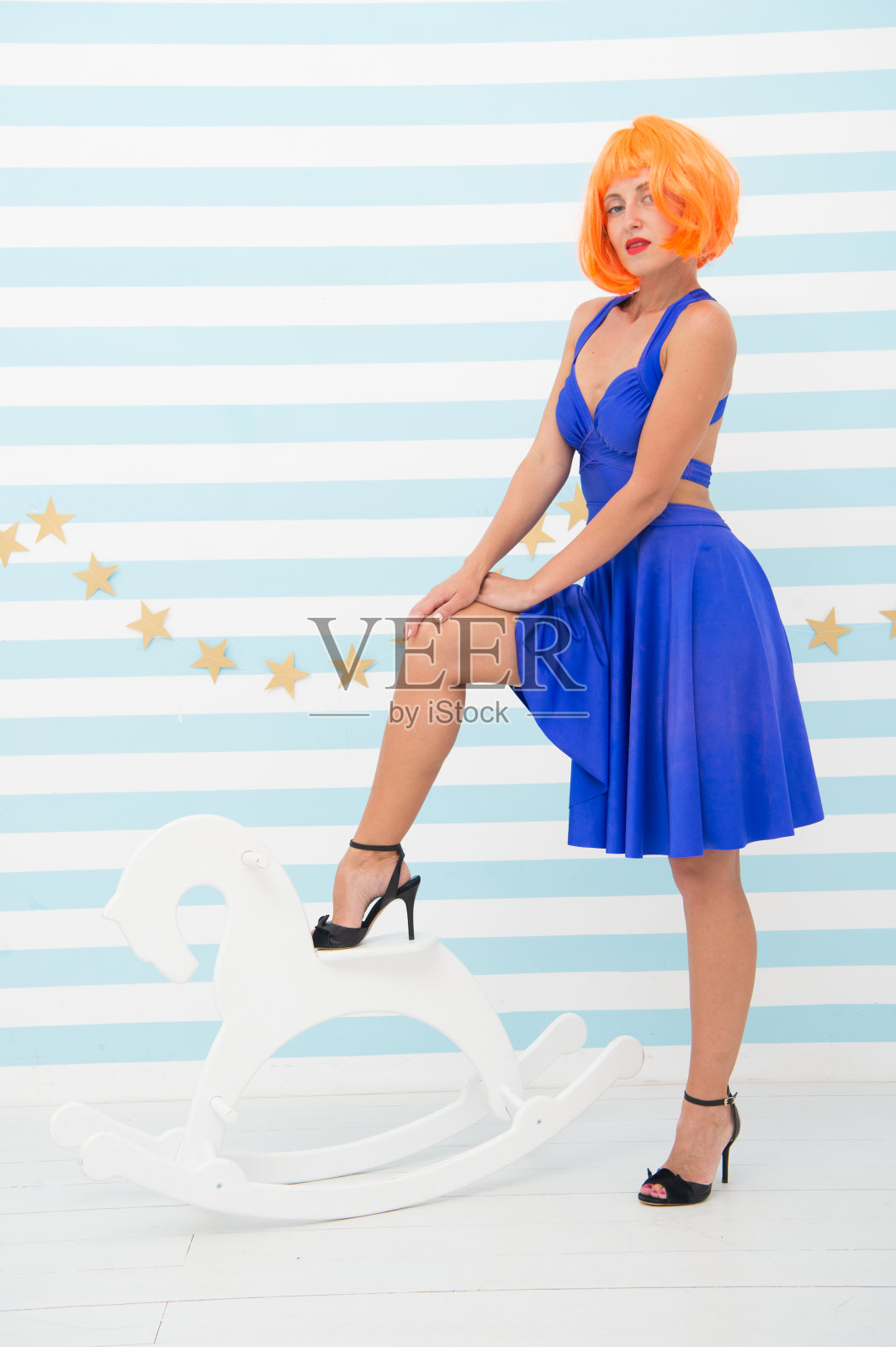 拥有完美双腿的女人。皮肤柔软光滑的美女。皮肤和美容护理产品。两腿之间放点刺激,骑马照片摄影图片