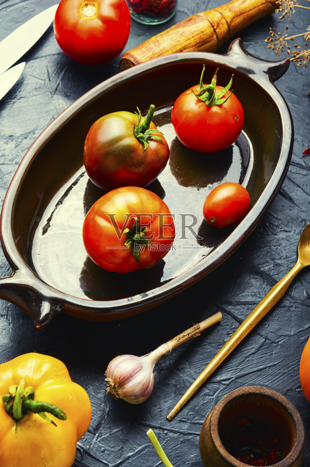 生番茄和烹饪腌番茄的配料照片摄影图片