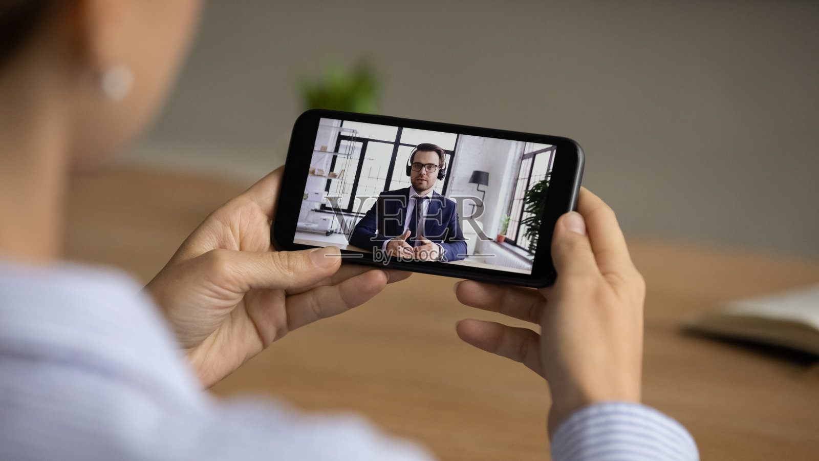 年轻女子正在进行手机视频通话。照片摄影图片