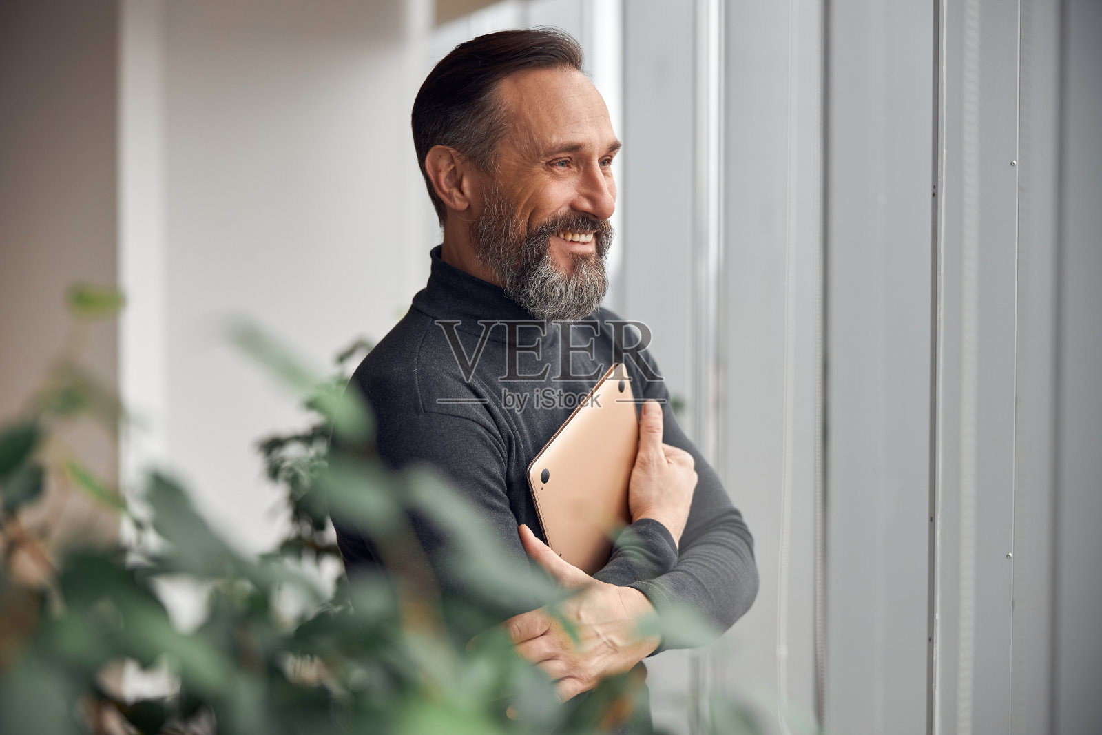 快乐的成年白人在一个现代化的办公室工作照片摄影图片