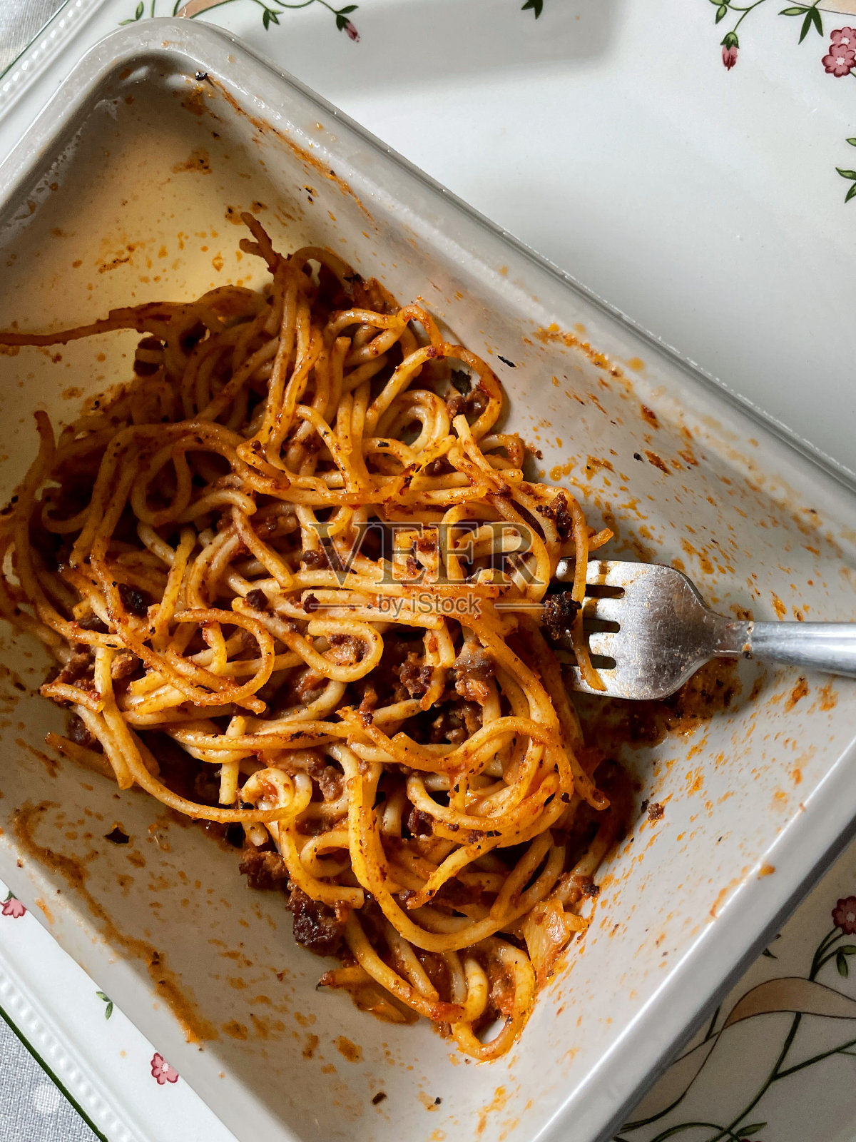 想象一下,吃着超市外卖的意大利肉酱面,一次性的,塑料容器与隔间煮熟,微波炉快餐照片摄影图片