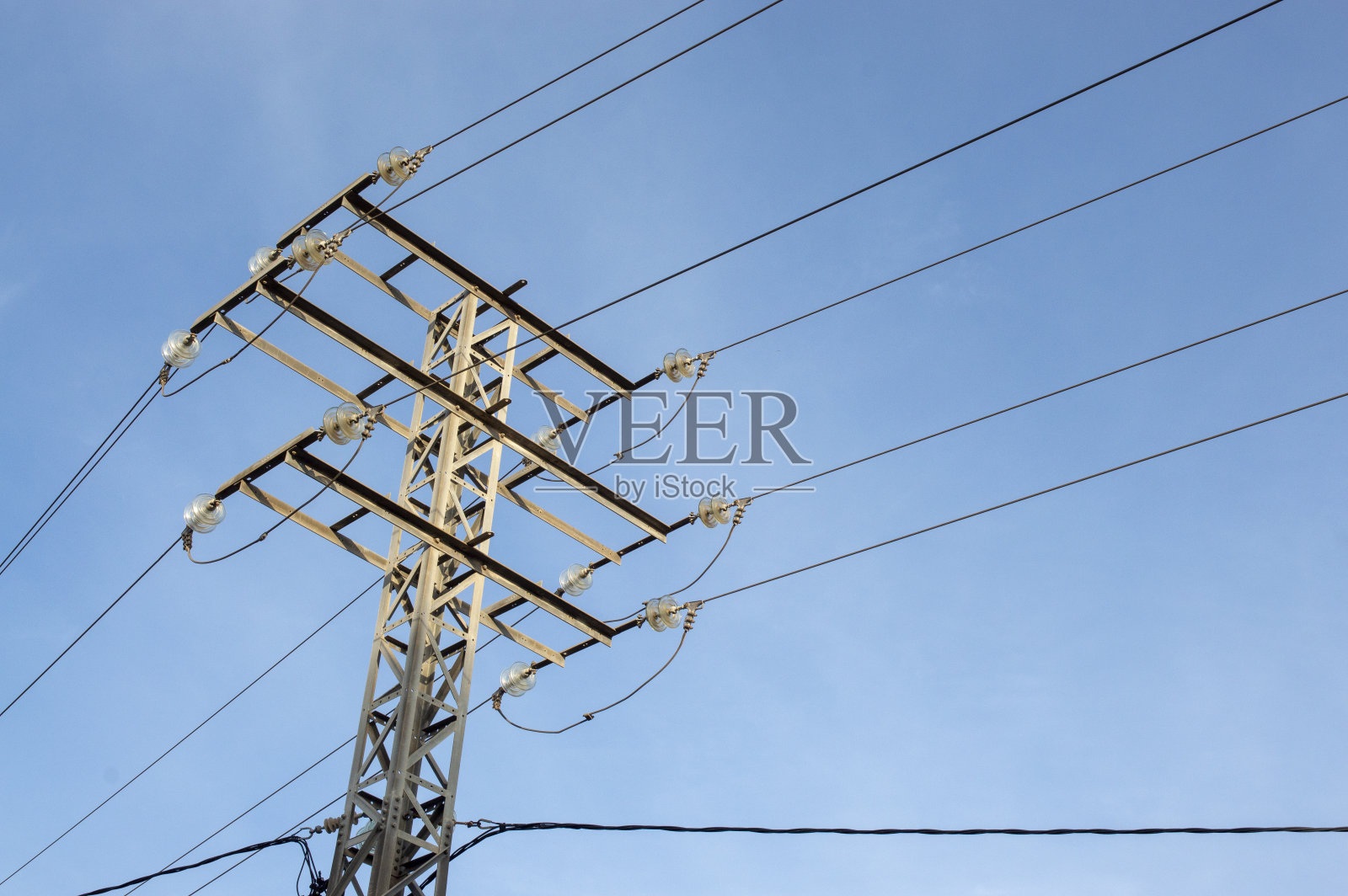 蓝天背景的高压电气塔照片摄影图片