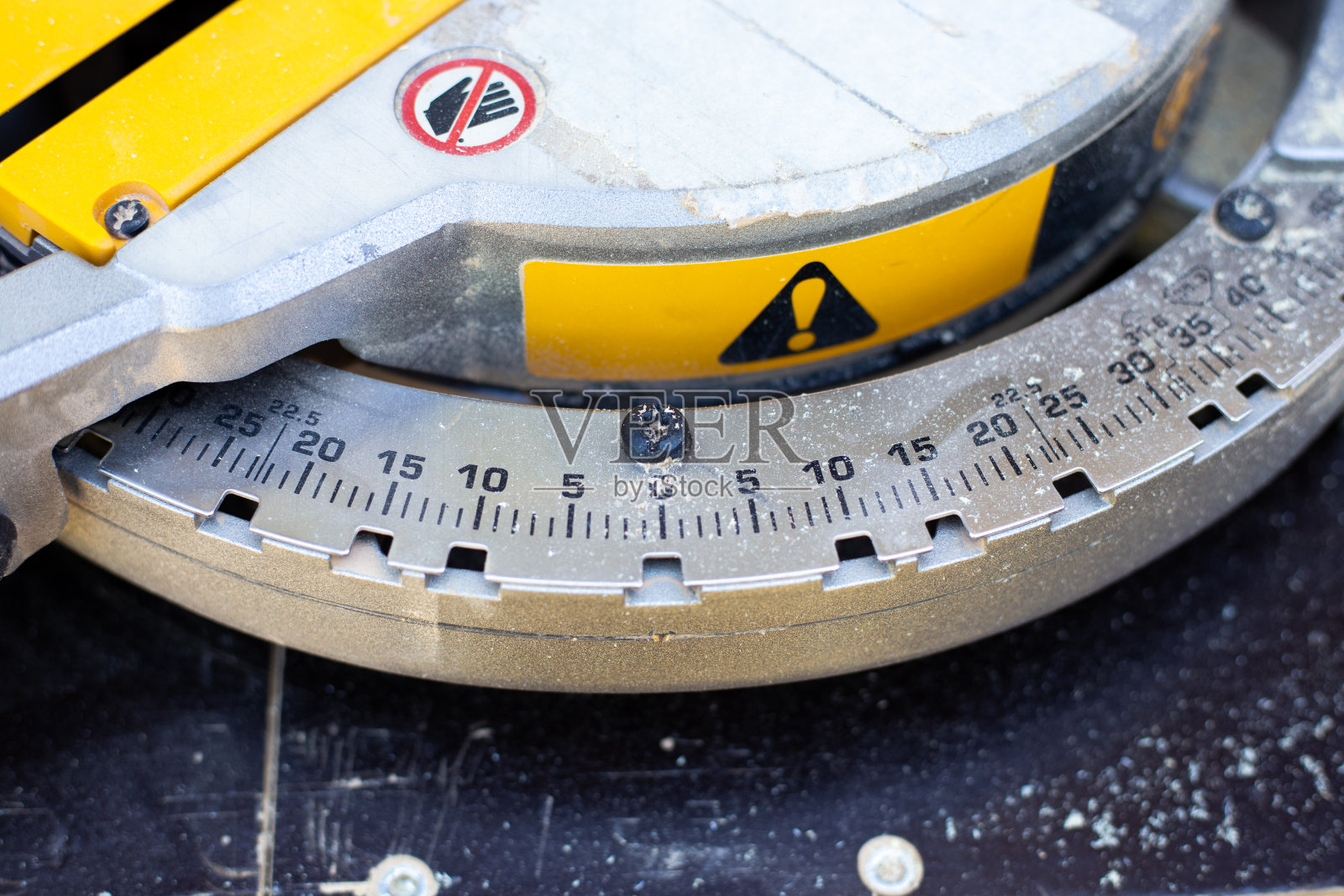 以斜接圆锯的角度来设定切割角度的刻度照片摄影图片