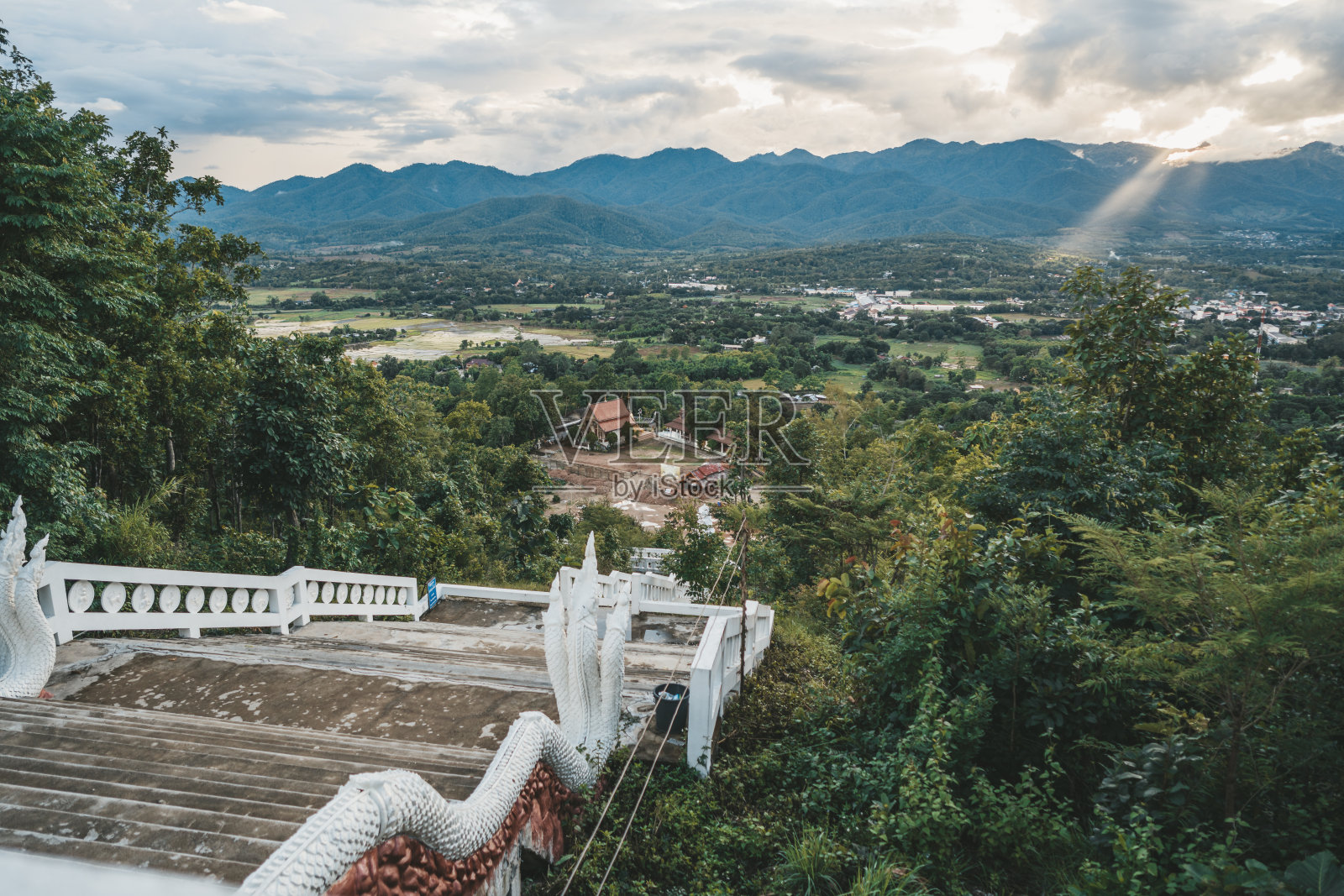 楼梯在大佛的观点在日落时间照片摄影图片